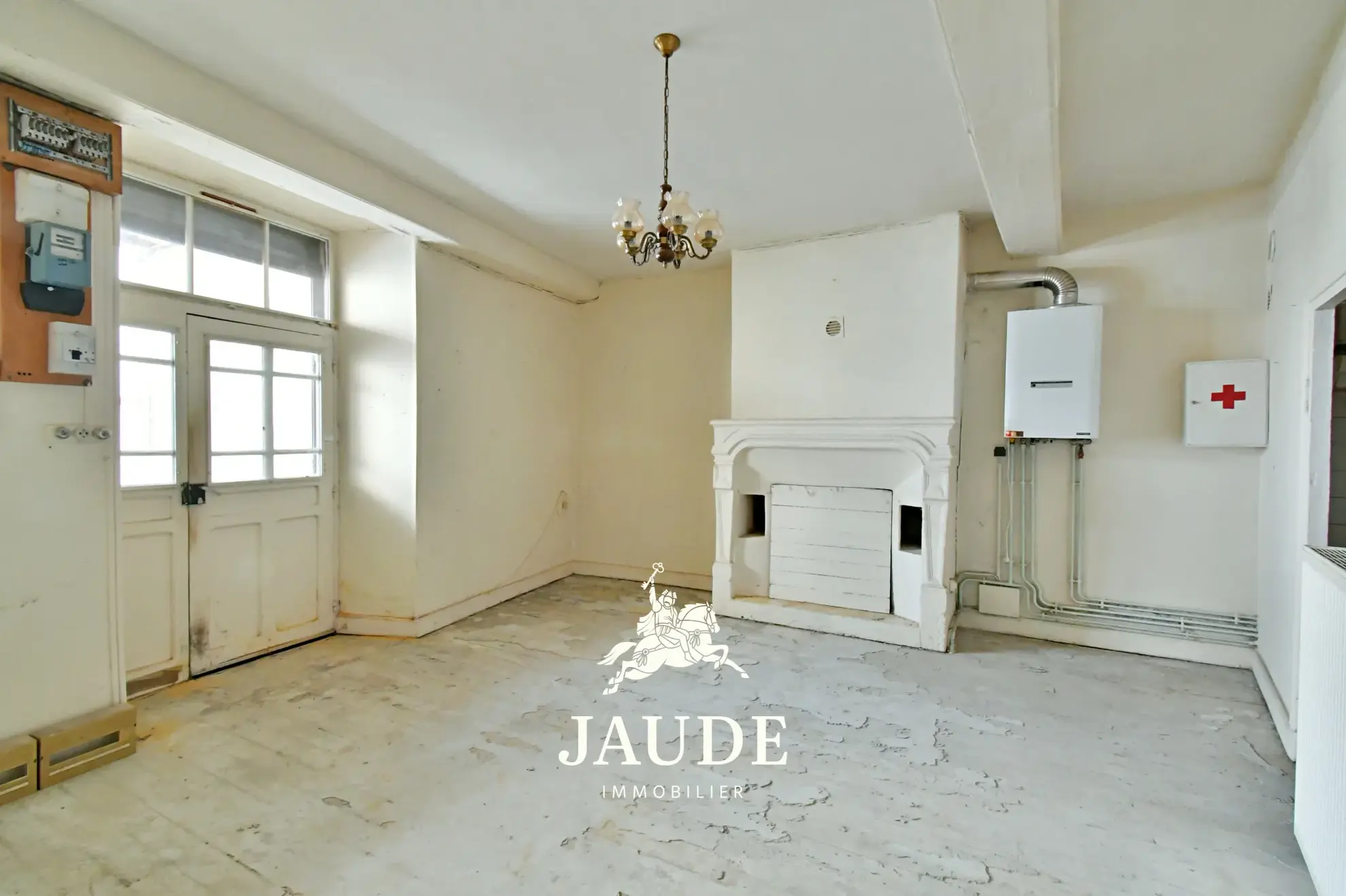 Maison de bourg à rénover avec jardin et bâtiment attenant à Vic le Comte 