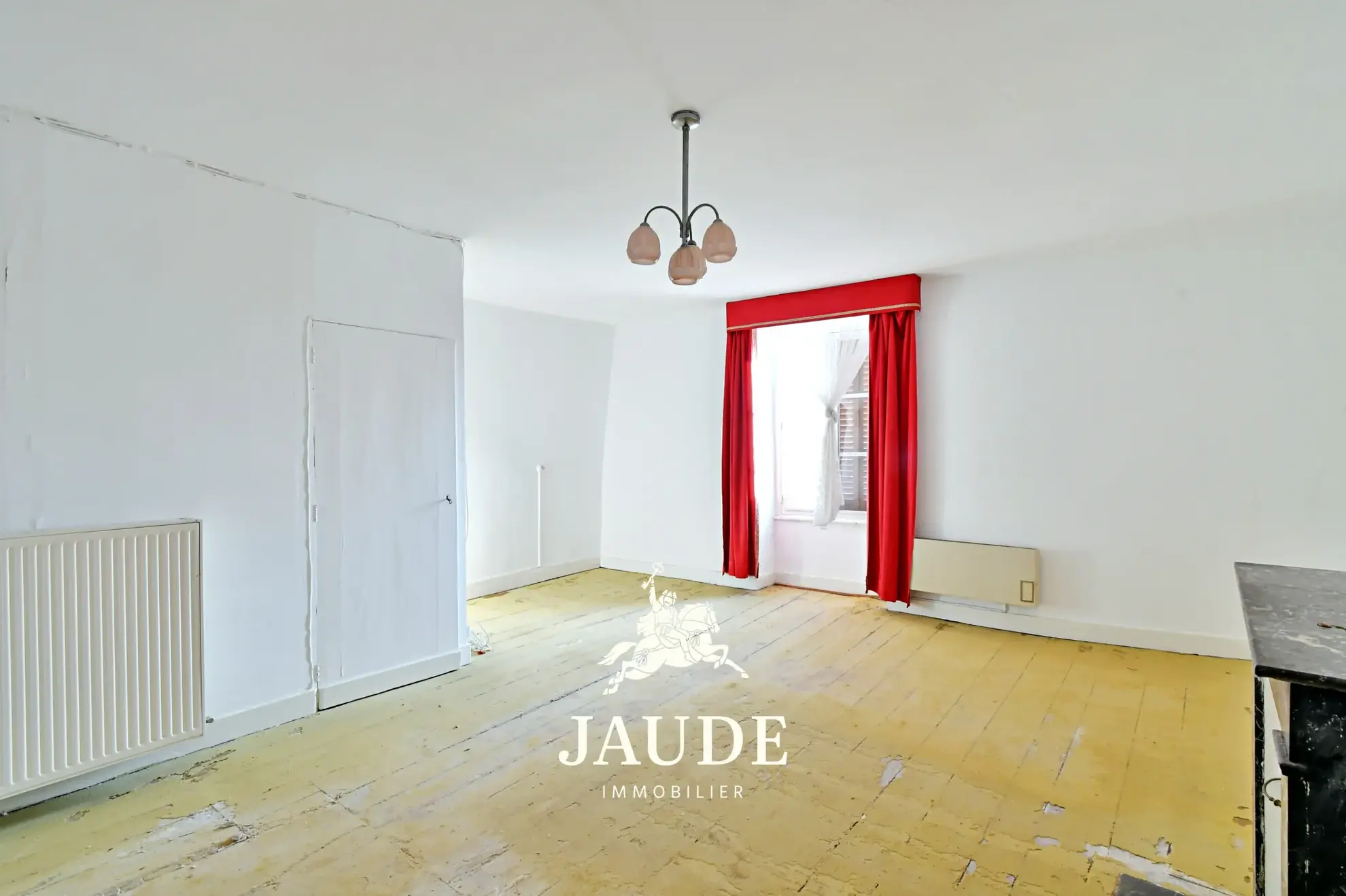 Maison de bourg à rénover avec jardin et bâtiment attenant à Vic le Comte 