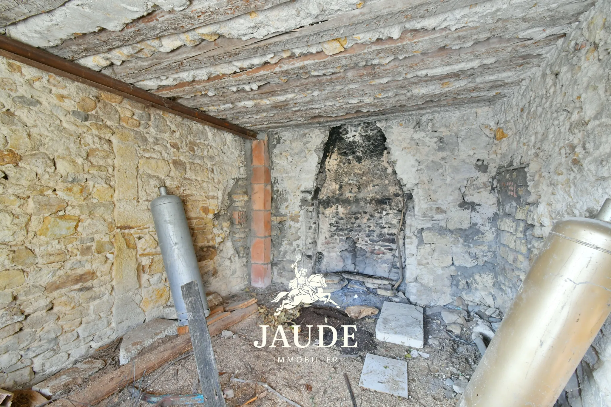 Maison de bourg à rénover avec jardin et bâtiment attenant à Vic le Comte 