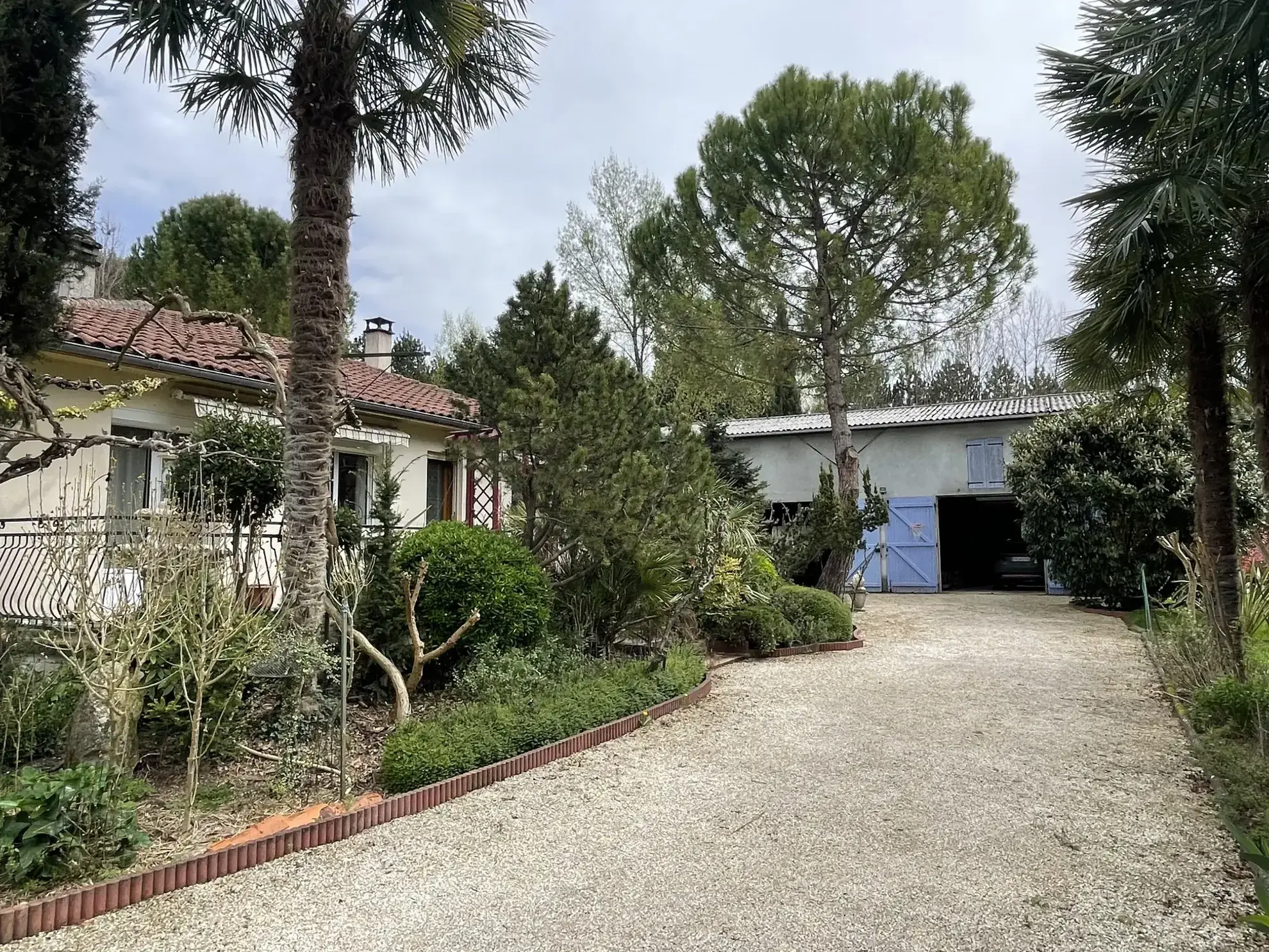 Maison avec dépendances et parc arboré à Cherves Richemont, pour vivre à la campagne 