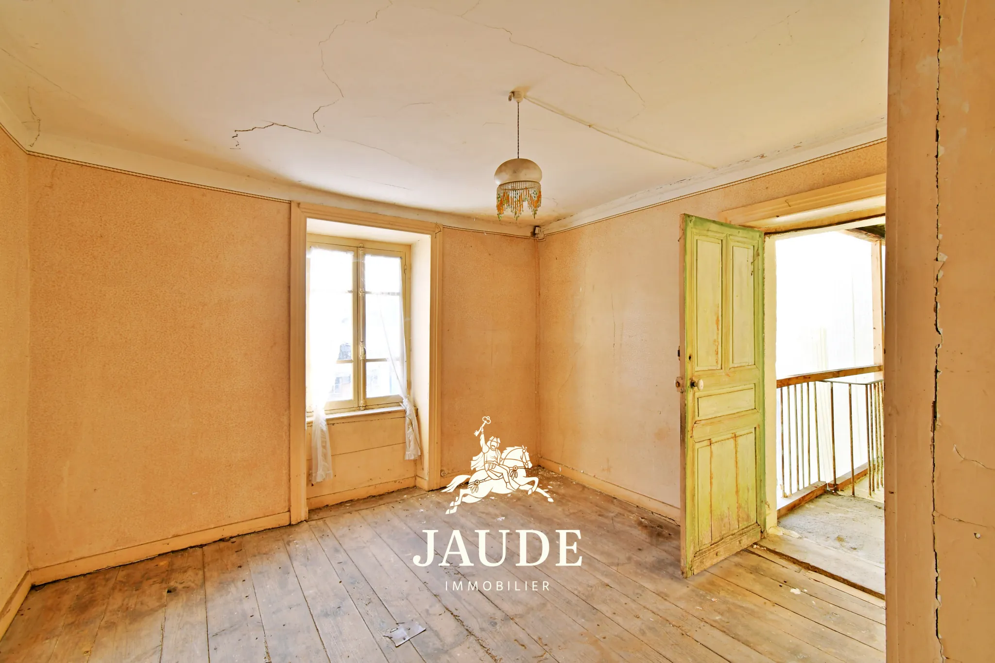 Maison de bourg à rénover avec jardin et bâtiment attenant à Vic le Comte 