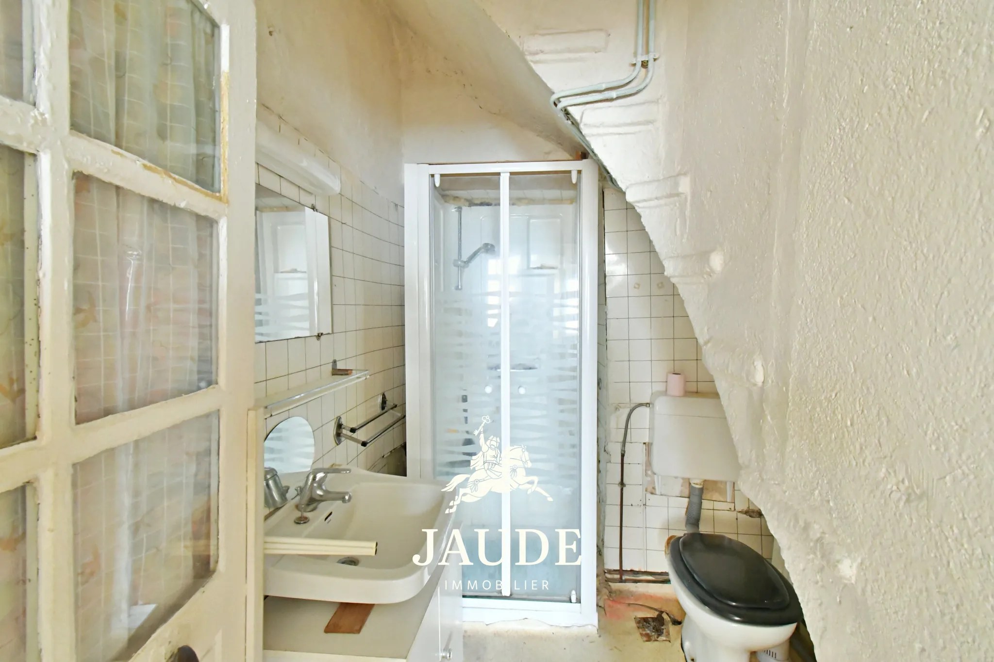 Maison de bourg à rénover avec jardin et bâtiment attenant à Vic le Comte 