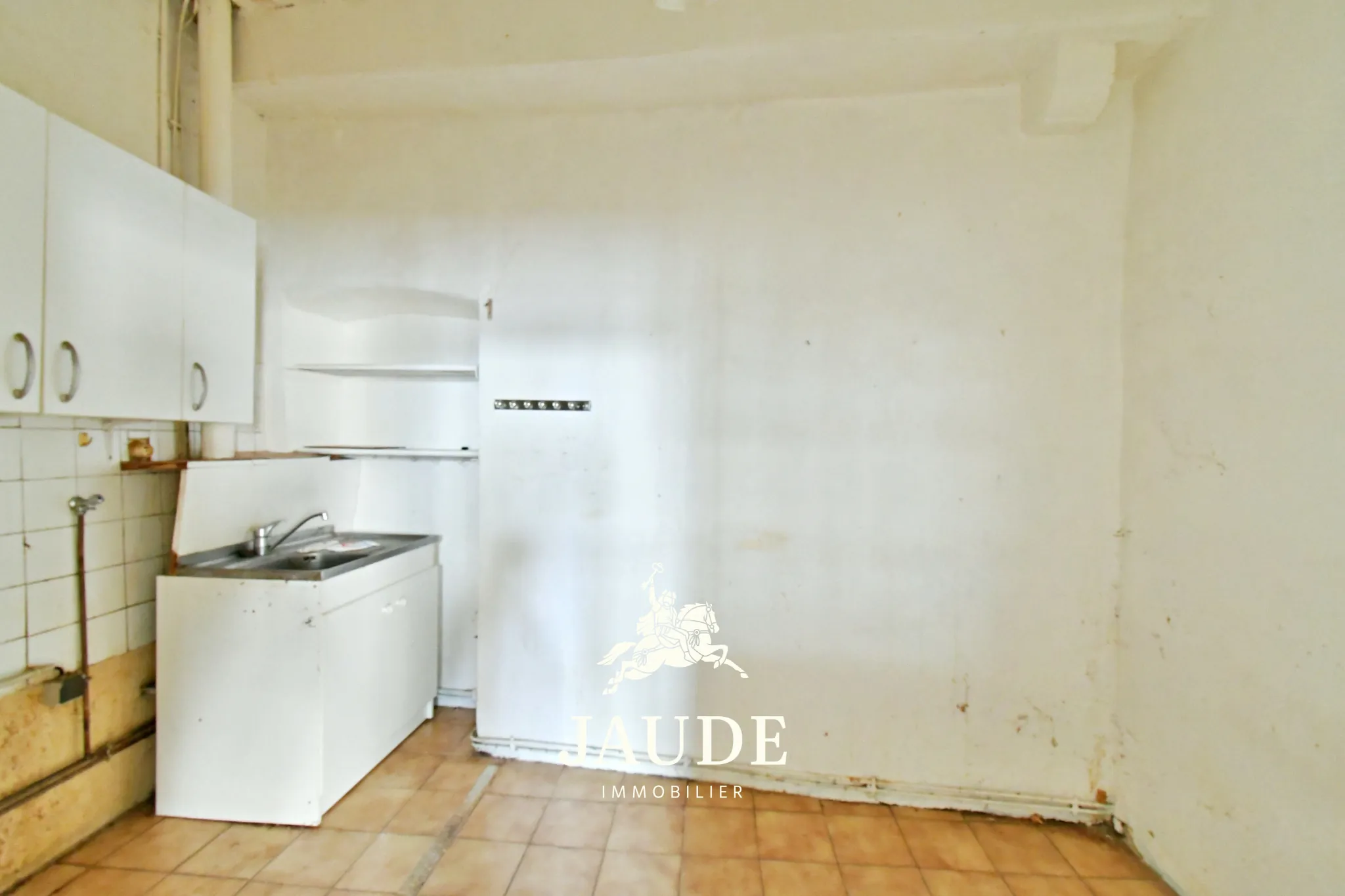 Maison de bourg à rénover avec jardin et bâtiment attenant à Vic le Comte 