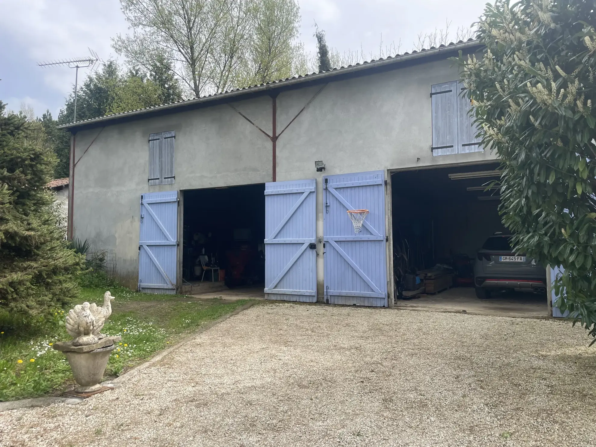 Maison avec dépendances et parc arboré à Cherves Richemont, pour vivre à la campagne 
