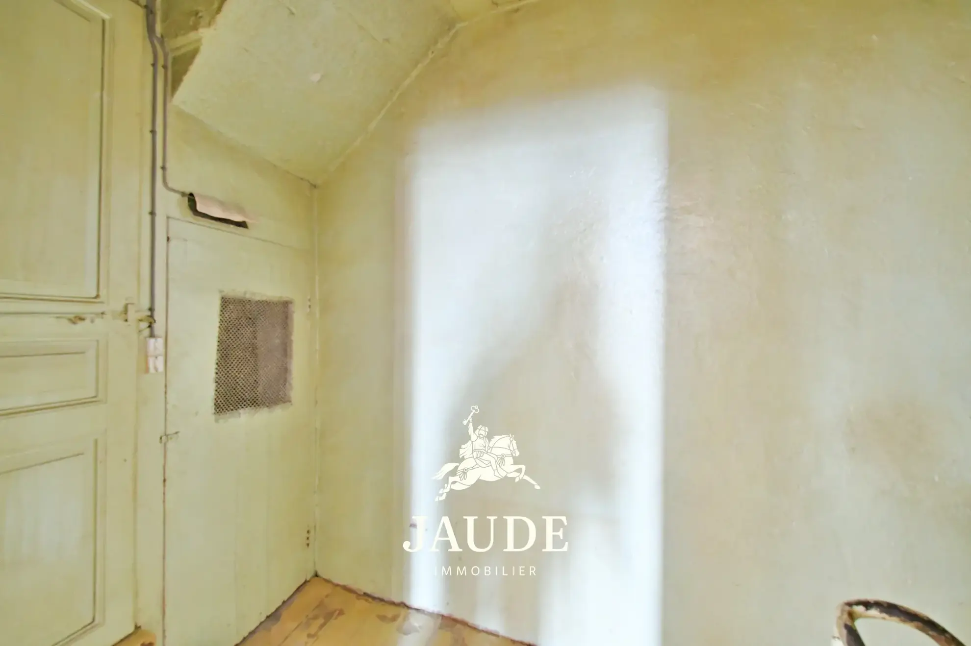 Maison de bourg à rénover avec jardin et bâtiment attenant à Vic le Comte 