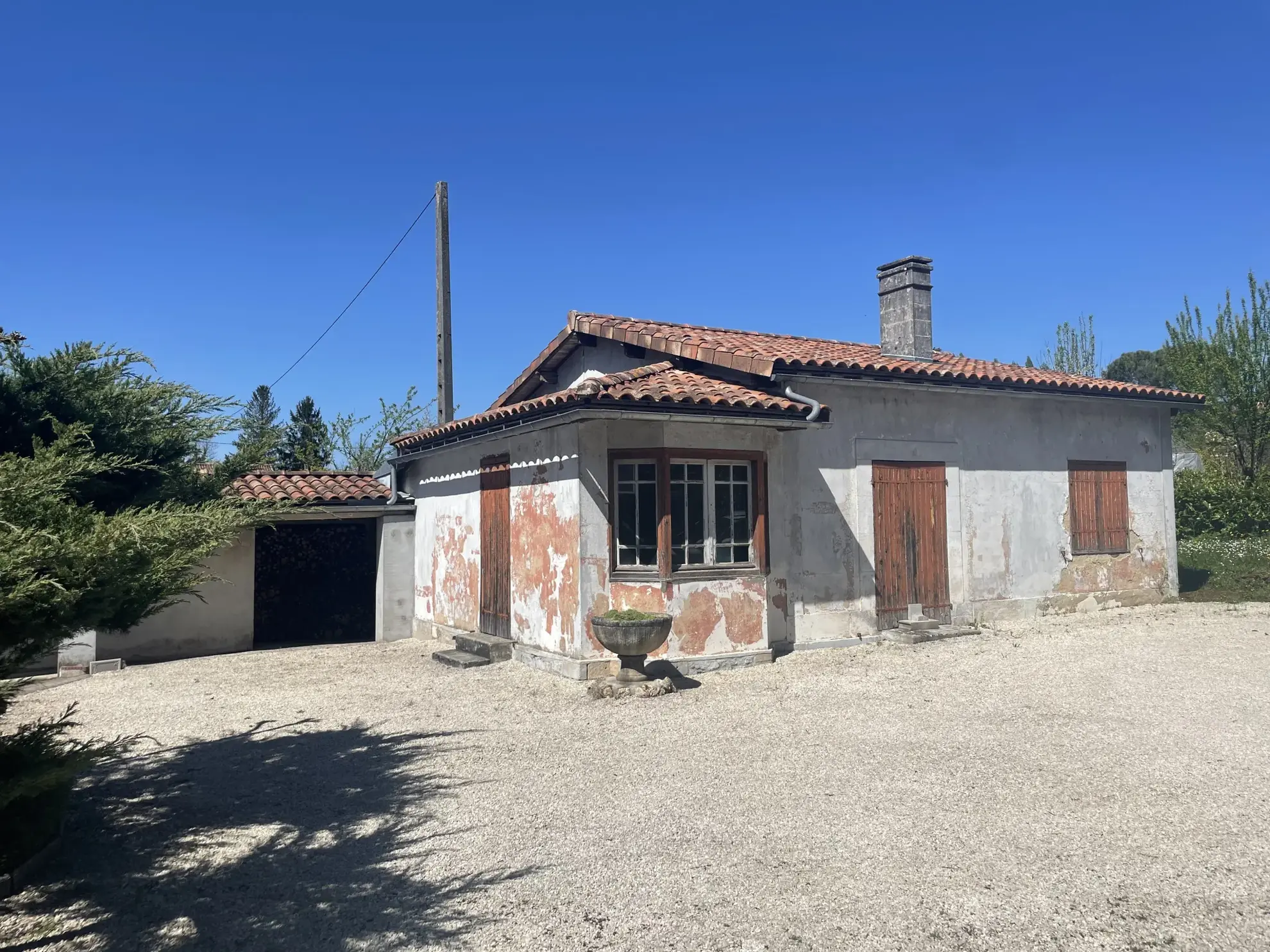 Maison avec dépendances et parc arboré à Cherves Richemont, pour vivre à la campagne 