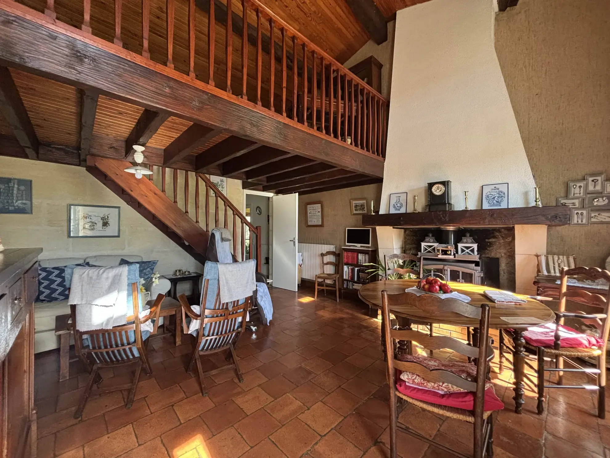 Maison en pierre de 120m² avec terrain arboré à Bonzac, Dordogne 