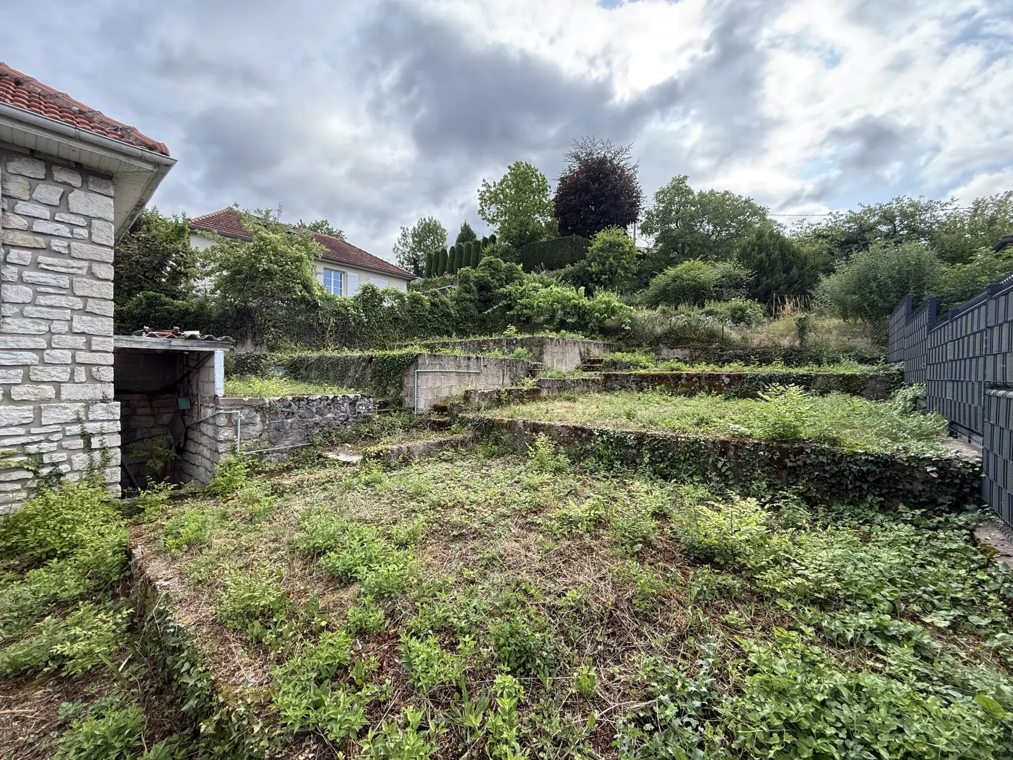 Maison à rénover à Montbard avec vue, garage et terrain clos 