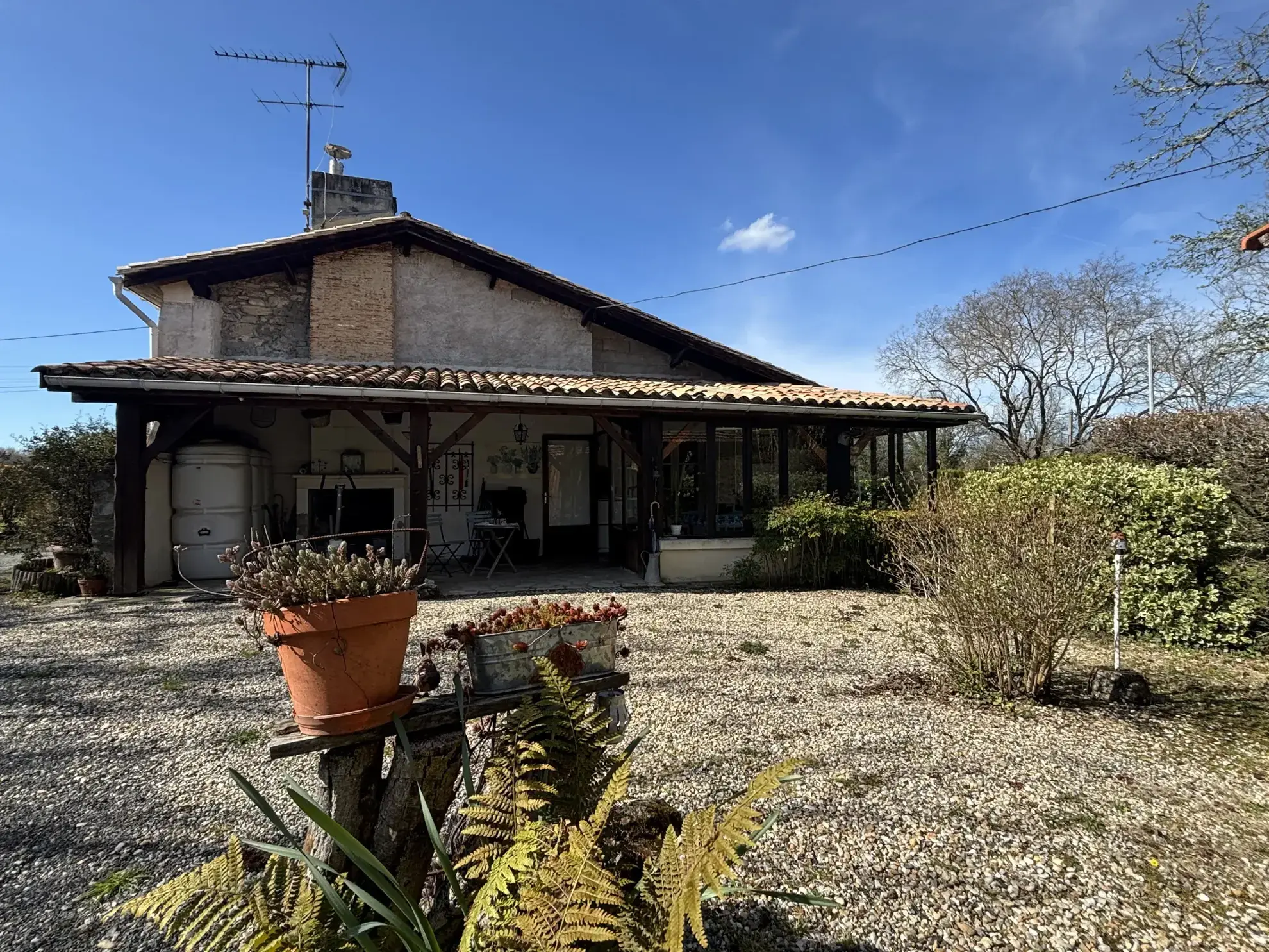 Maison en pierre de 120m² avec terrain arboré à Bonzac, Dordogne 
