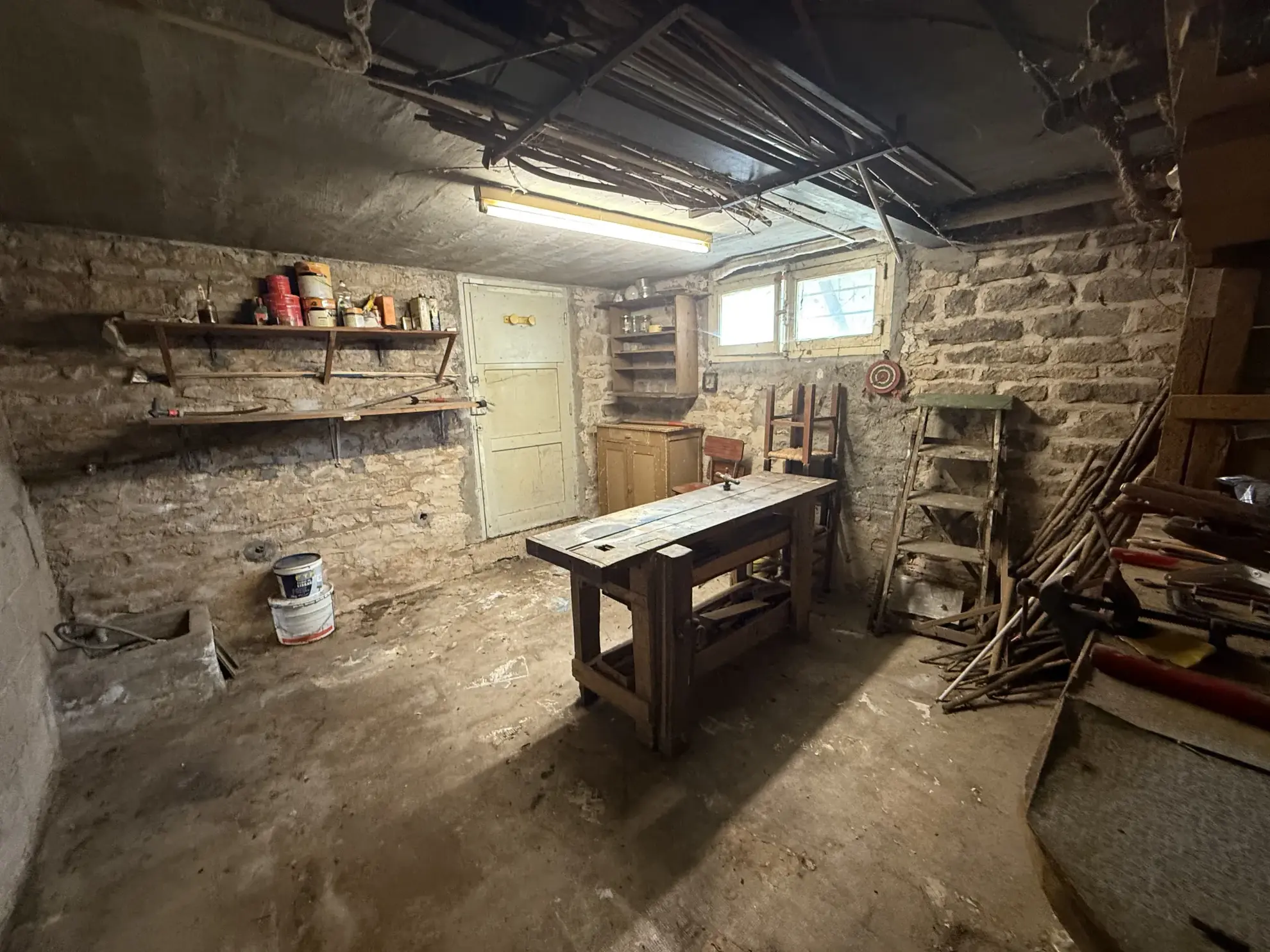 Maison à rénover à Montbard avec vue, garage et terrain clos 