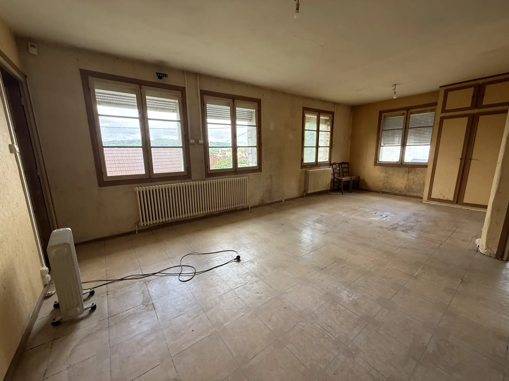 Maison à rénover à Montbard avec vue, garage et terrain clos 