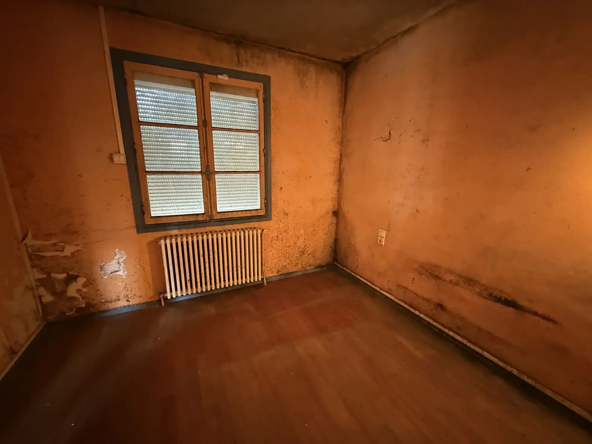 Maison à rénover à Montbard avec vue, garage et terrain clos 