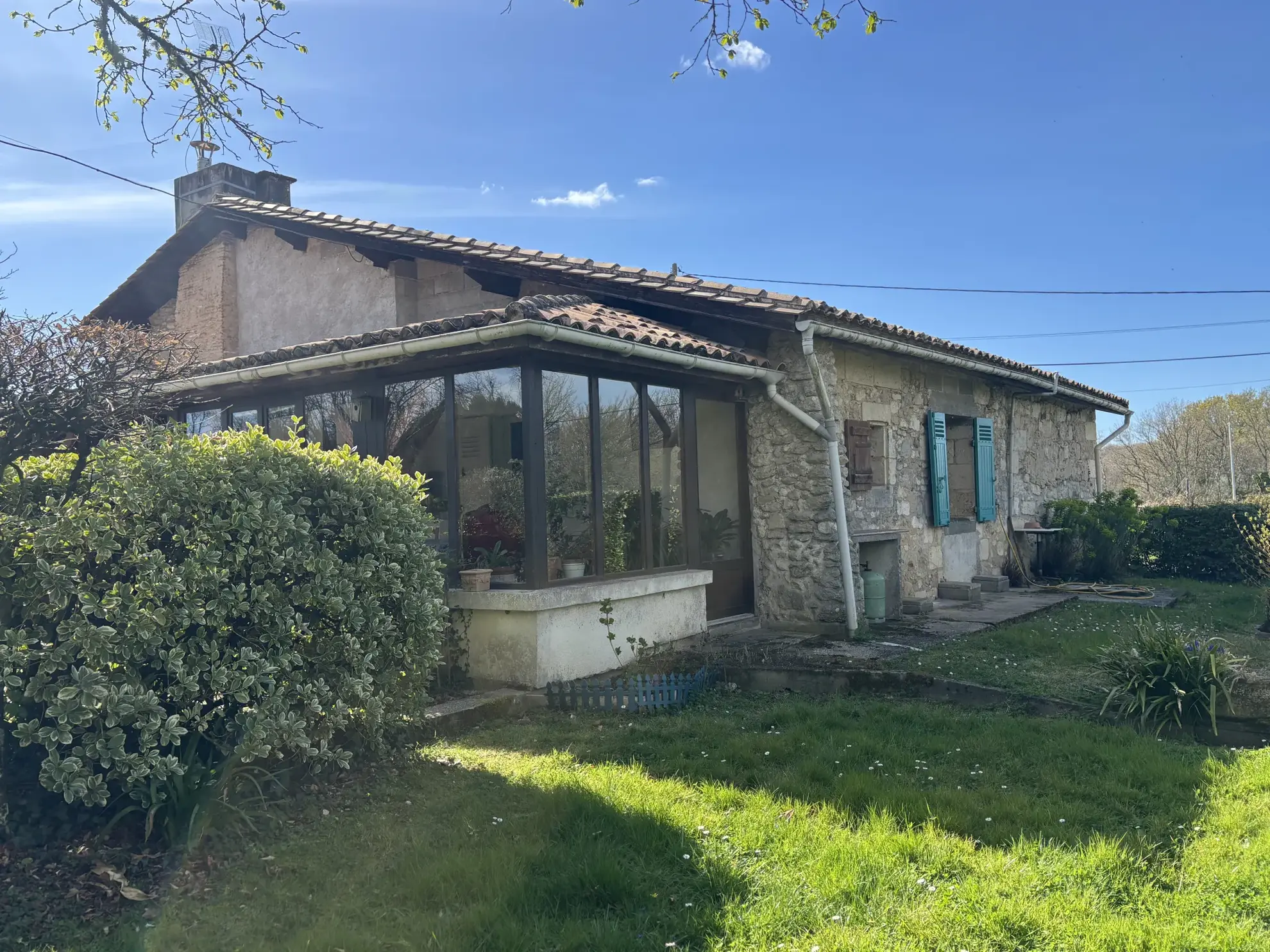 Maison en pierre de 120m² avec terrain arboré à Bonzac, Dordogne 