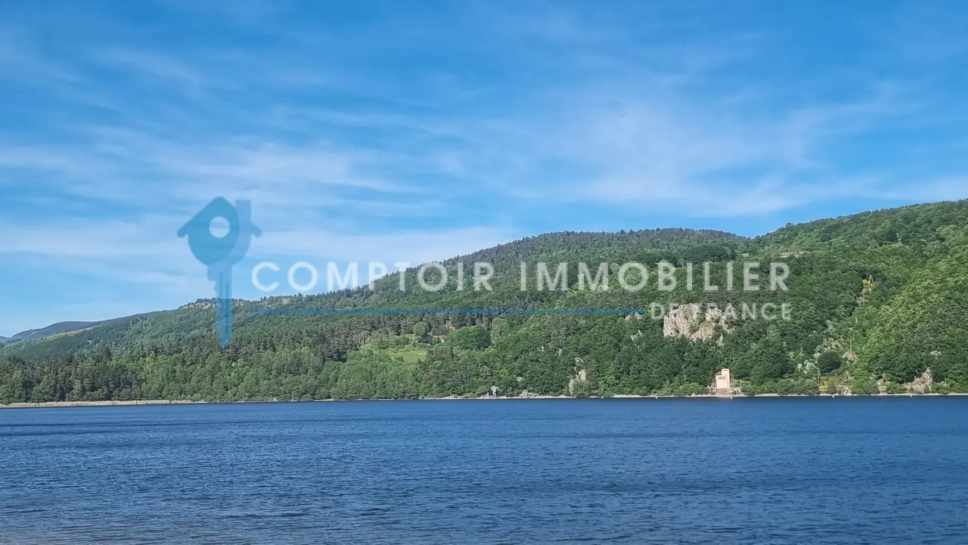 Maison ancienne rénovée de 91 m² avec parcelles à proximité du lac d’Issarles en Ardèche 