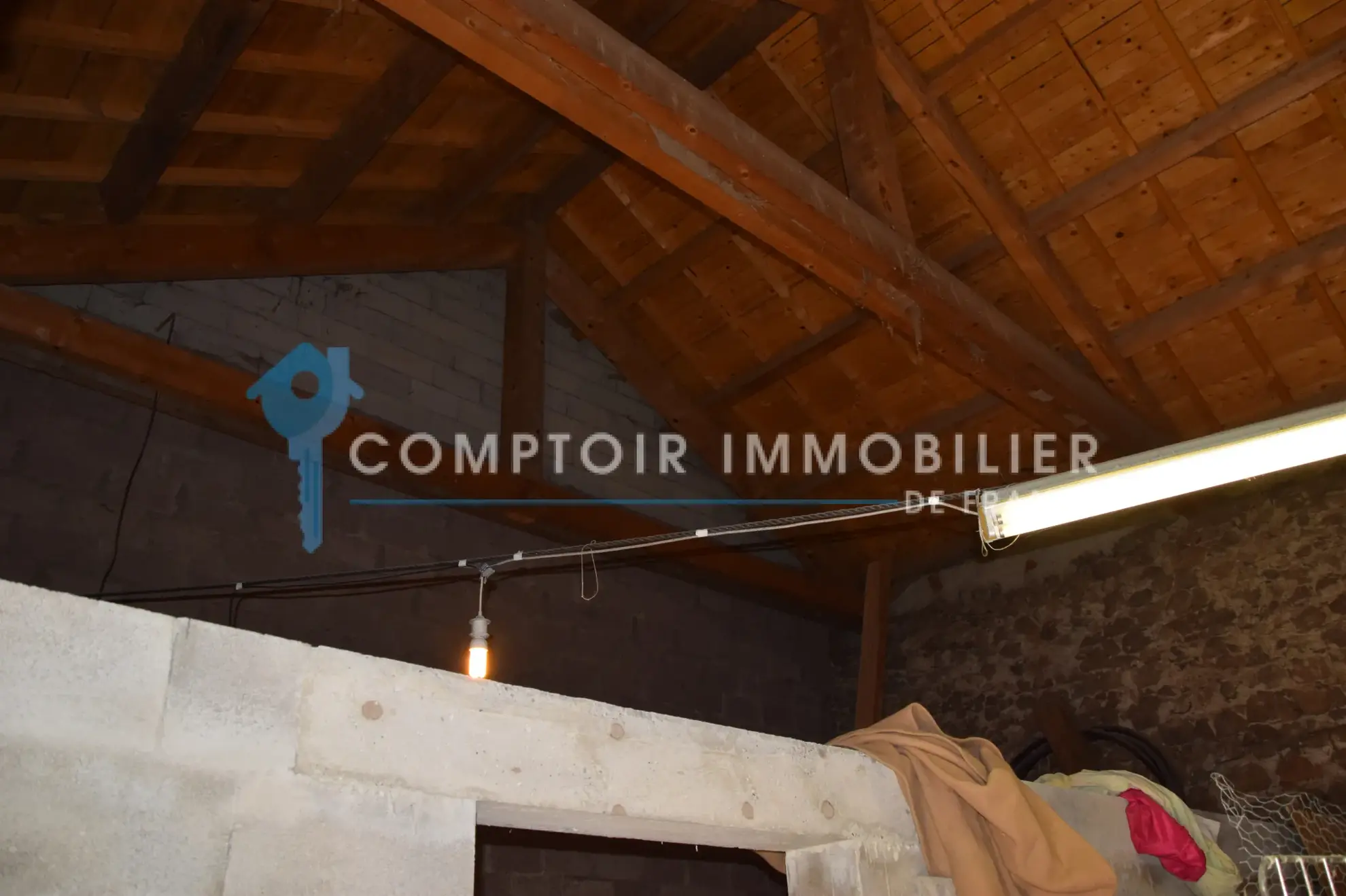 Maison ancienne rénovée de 91 m² avec parcelles à proximité du lac d’Issarles en Ardèche 