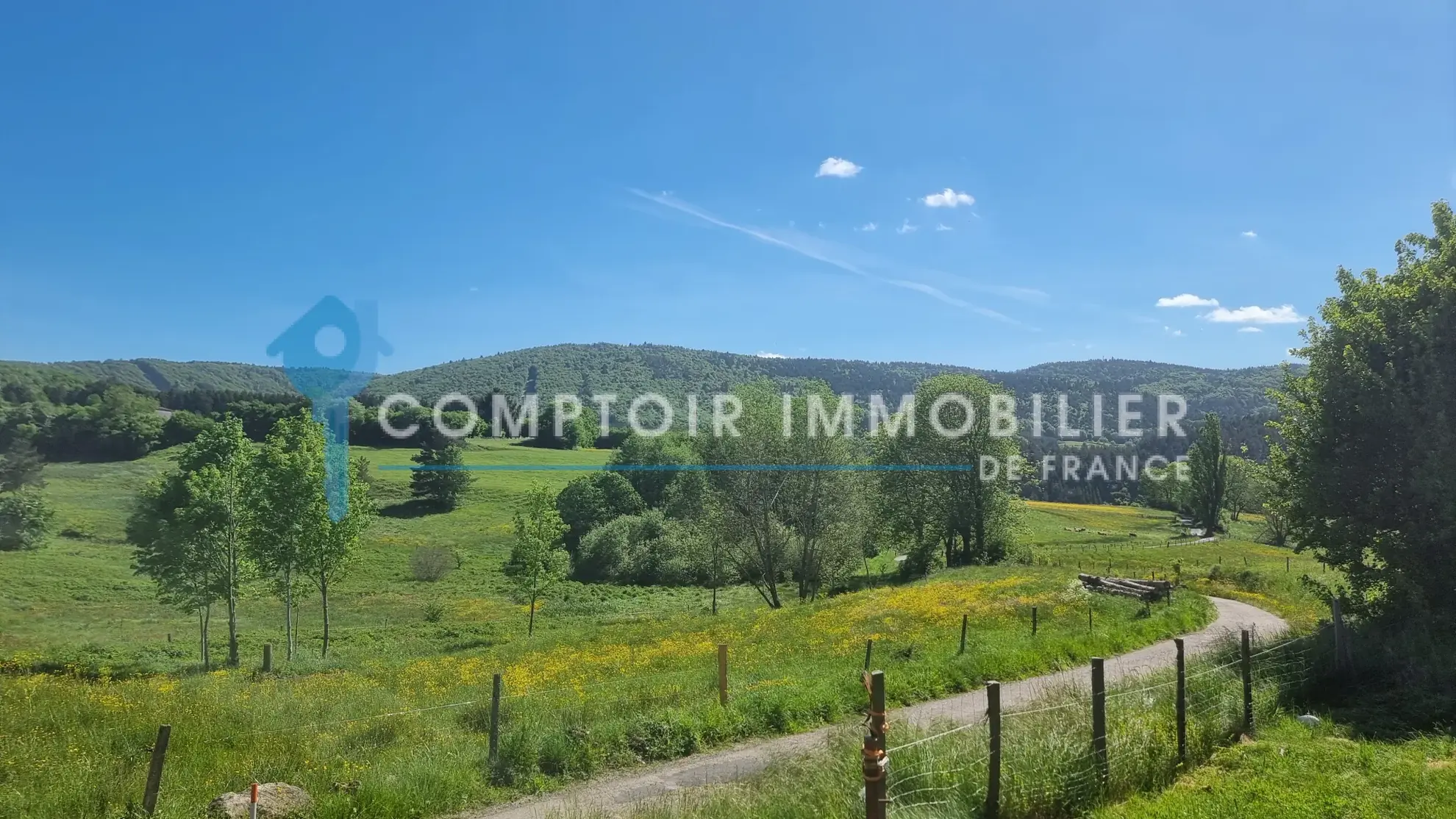 Maison ancienne rénovée de 91 m² avec parcelles à proximité du lac d’Issarles en Ardèche 
