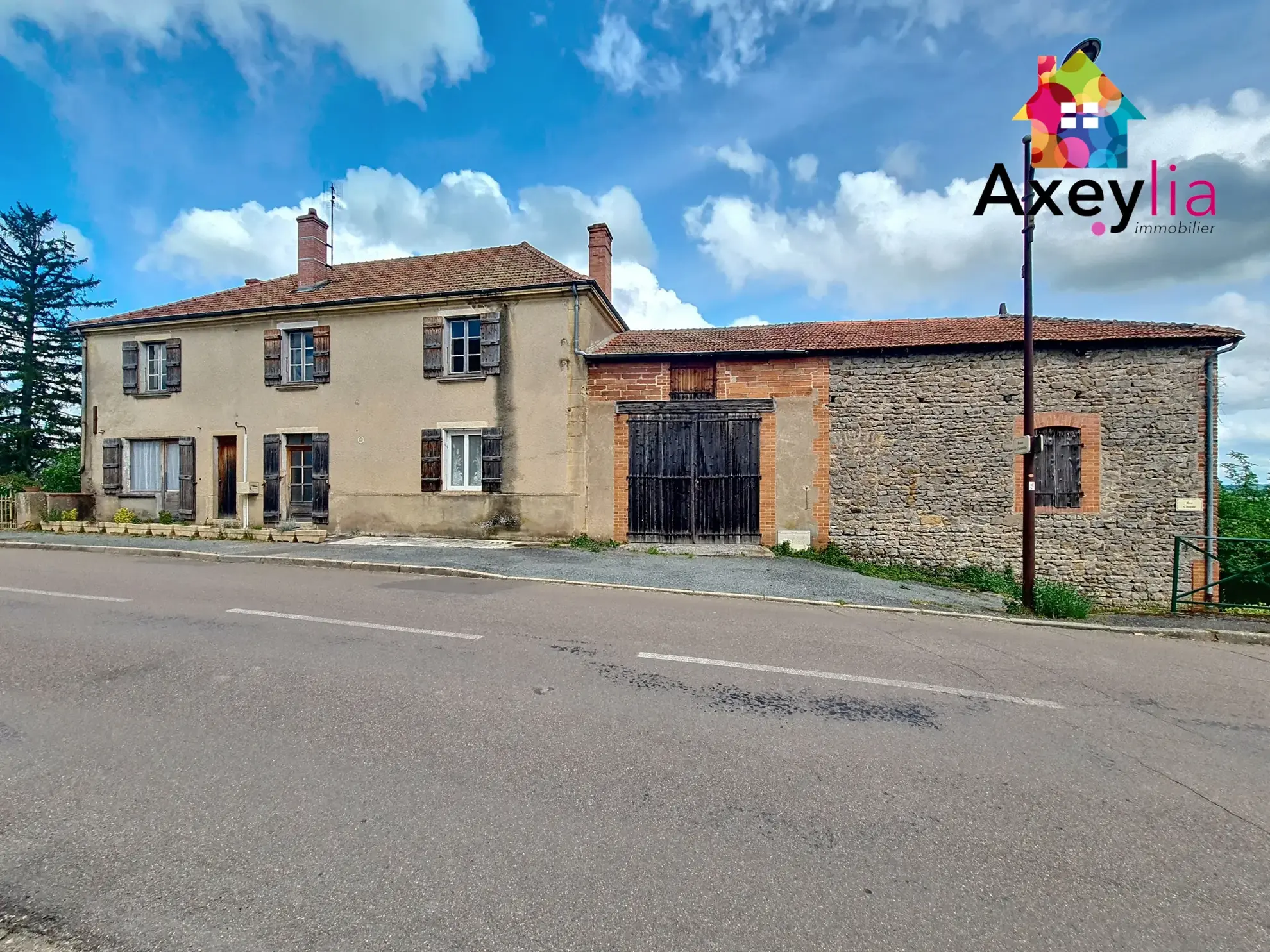 Maison à rénover de 225 m² avec dépendances à Marcigny 