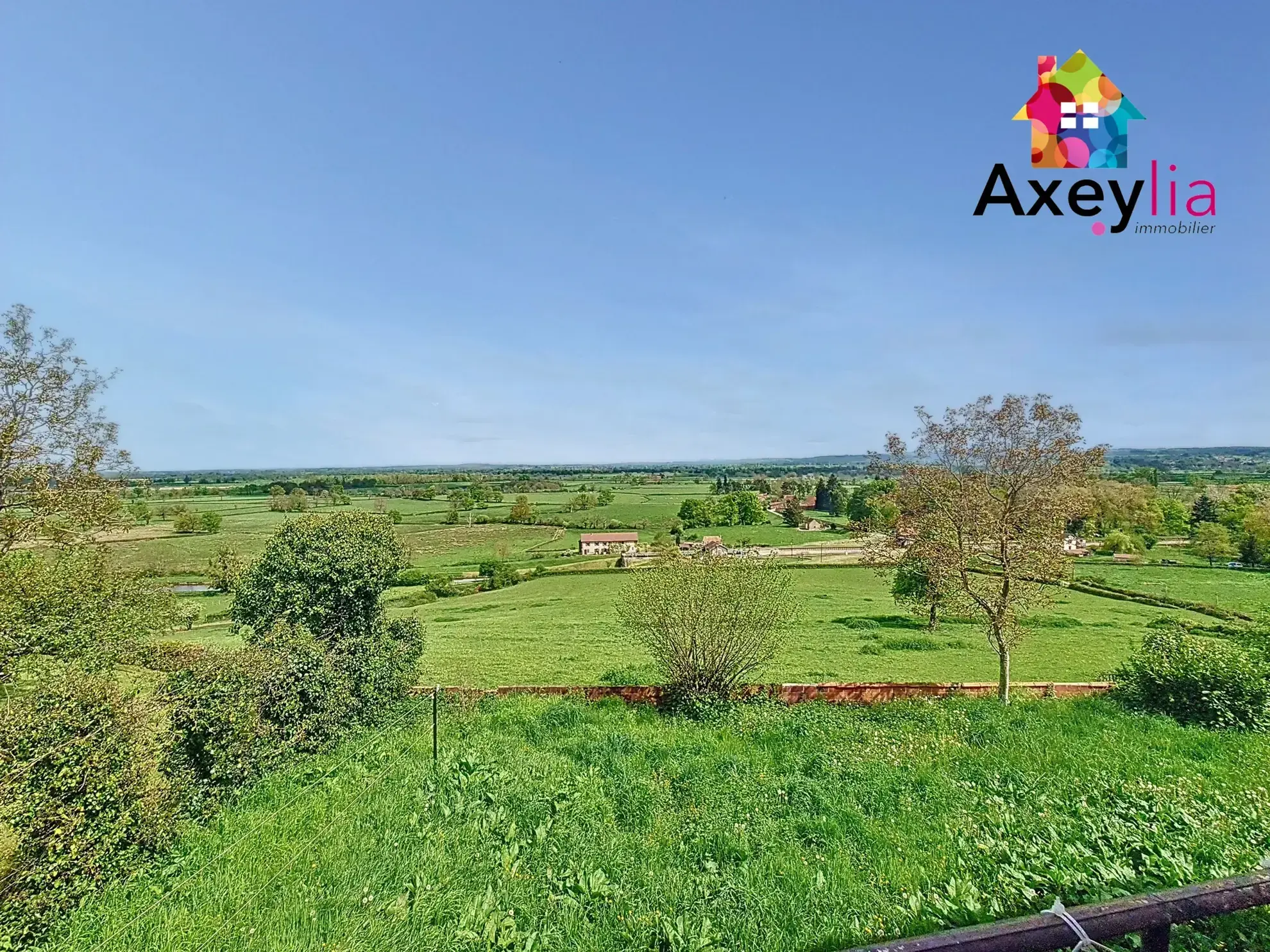 Maison à rénover de 225 m² avec dépendances à Marcigny