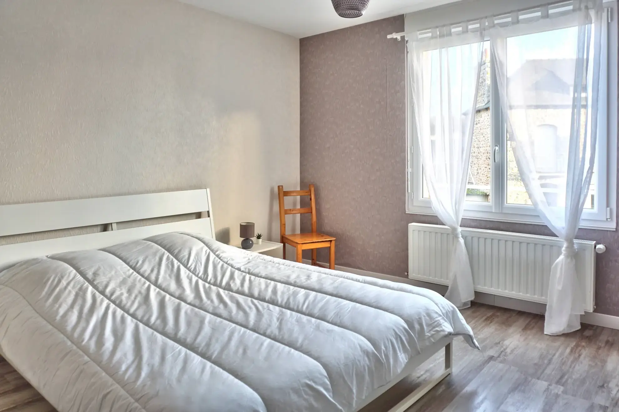 Maison de village rénovée avec terrasse, parking et grenier à Goudelin 