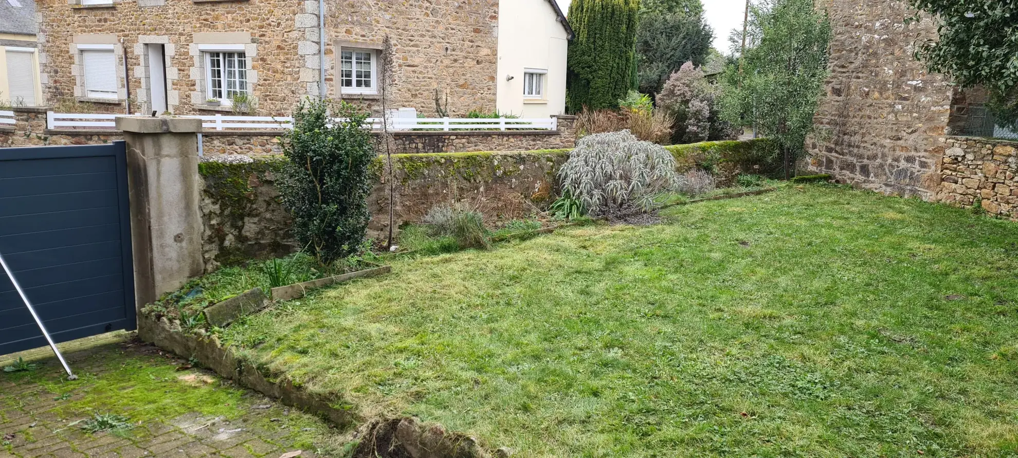 Maison de village rénovée avec terrasse, parking et grenier à Goudelin 