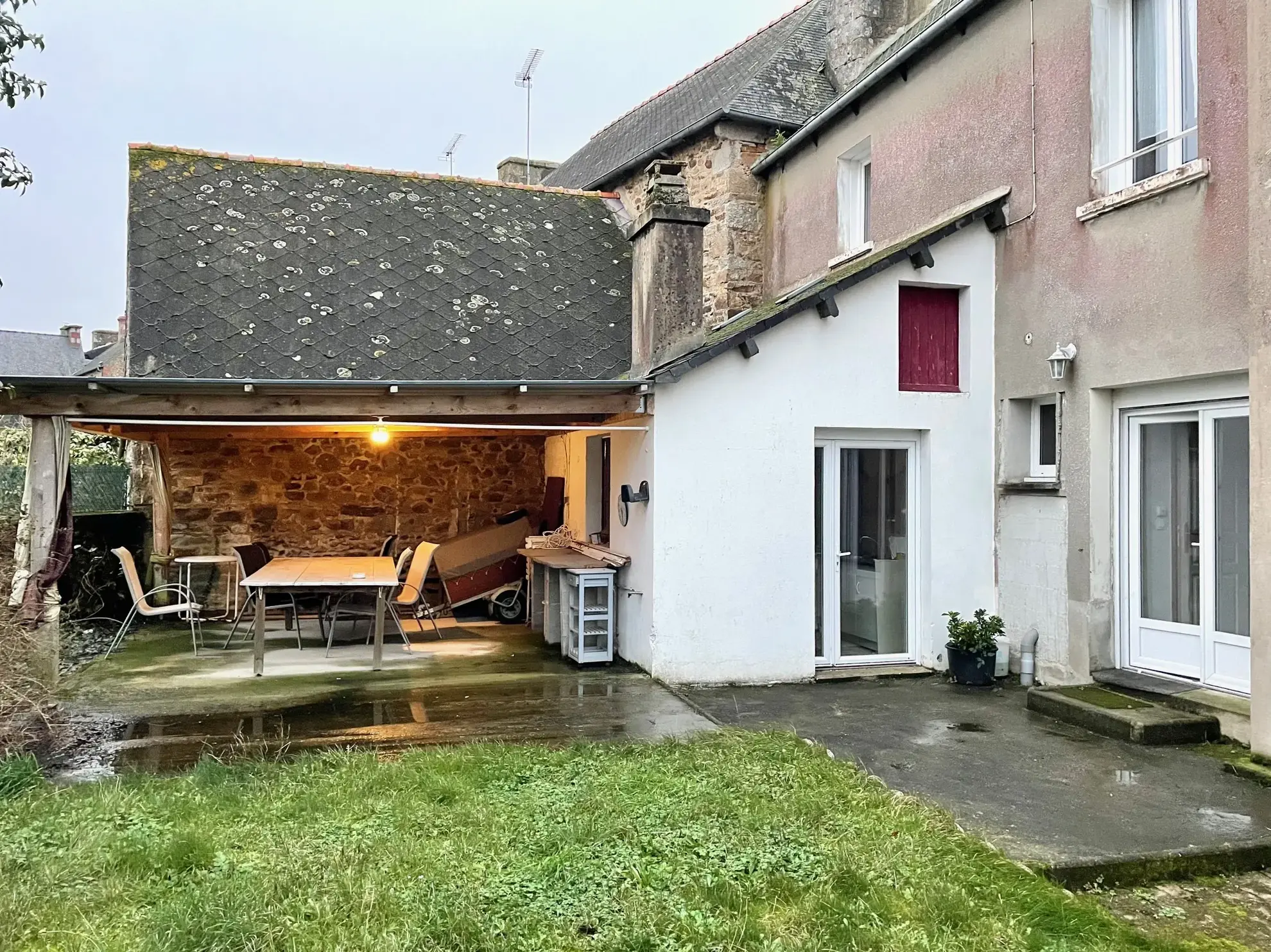 Maison de village rénovée avec terrasse, parking et grenier à Goudelin 