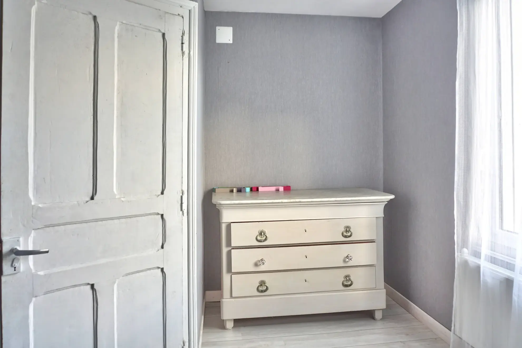 Maison de village rénovée avec terrasse, parking et grenier à Goudelin 