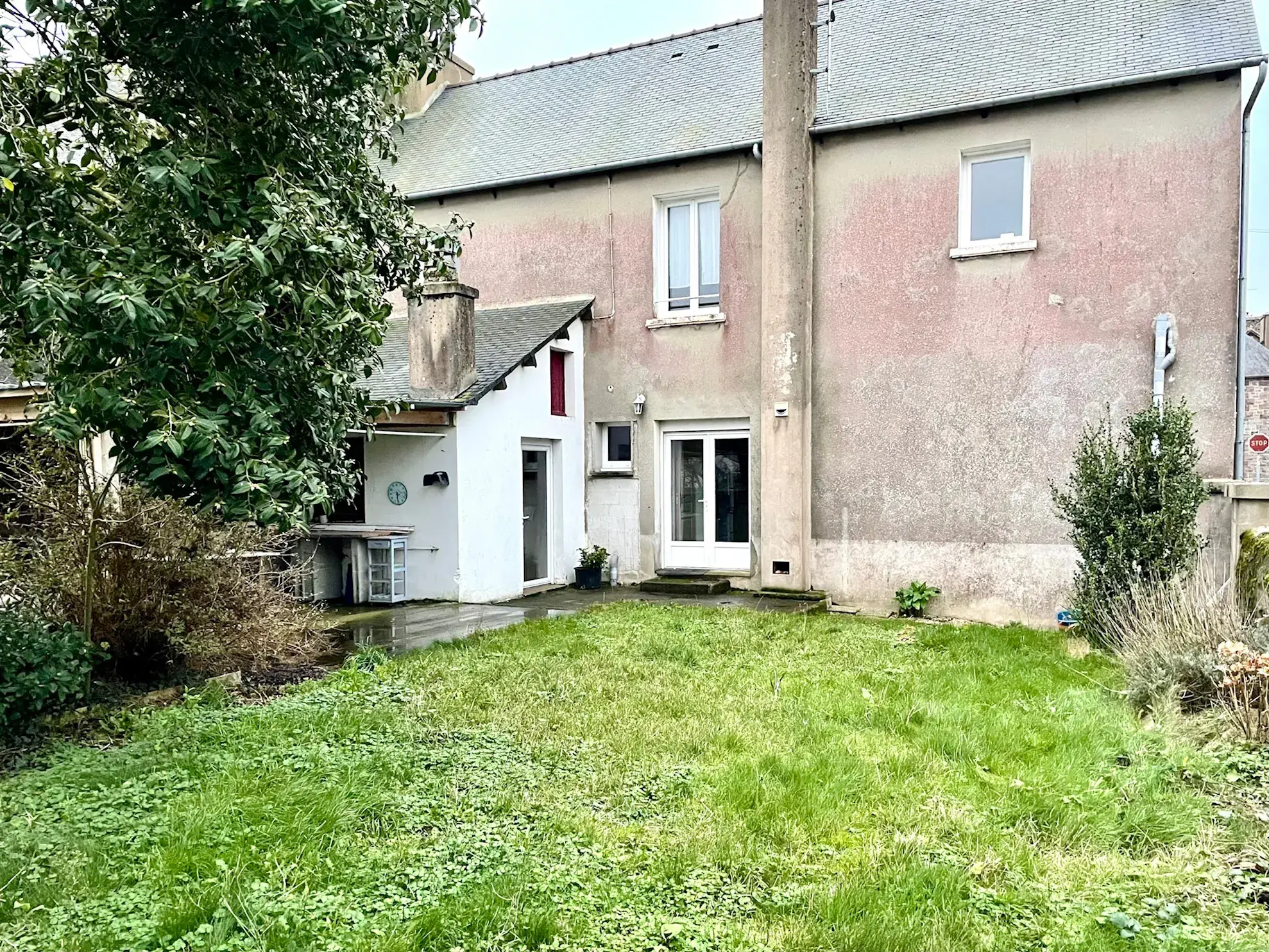Maison de village rénovée avec terrasse, parking et grenier à Goudelin 