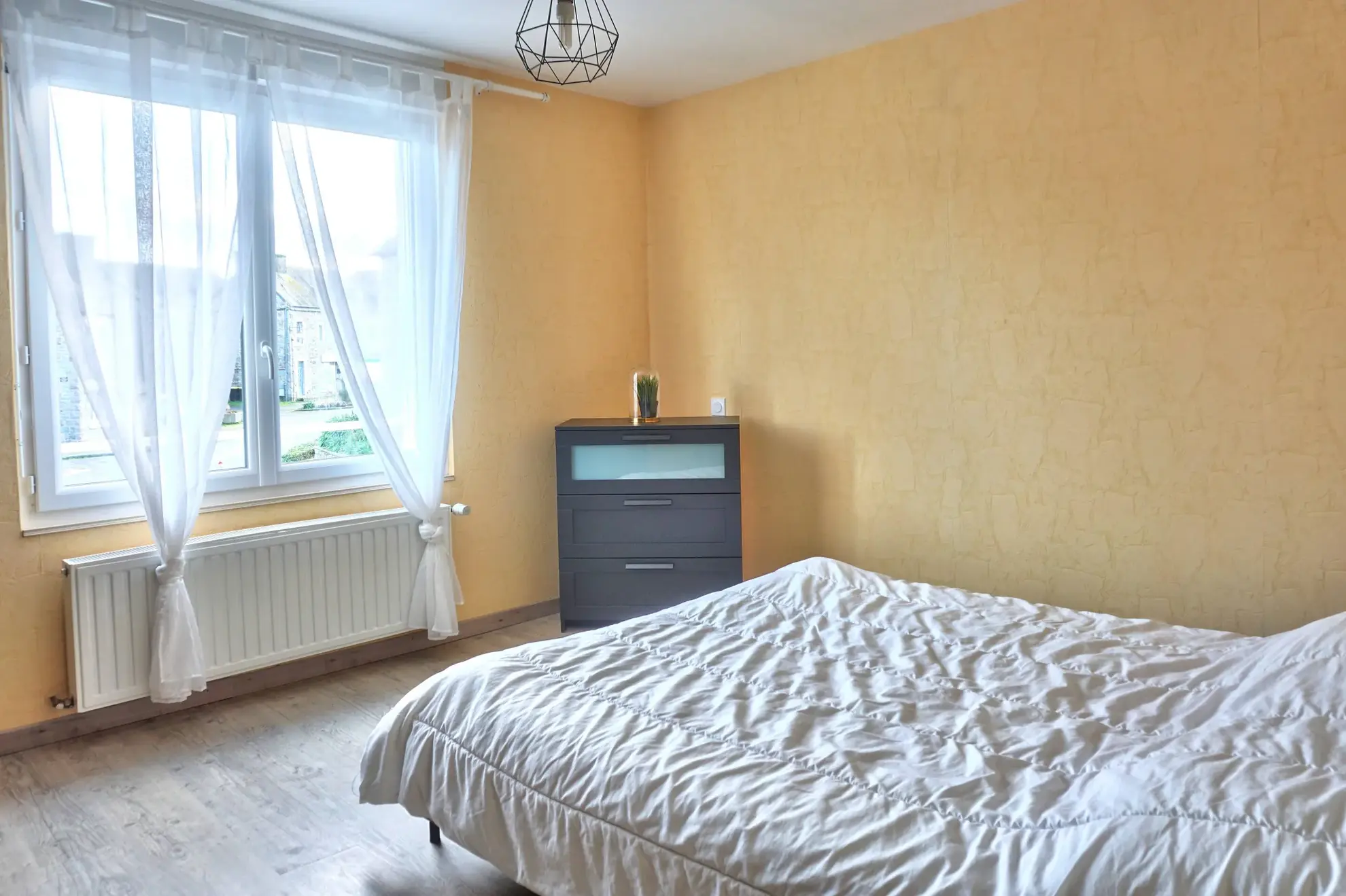 Maison de village rénovée avec terrasse, parking et grenier à Goudelin 