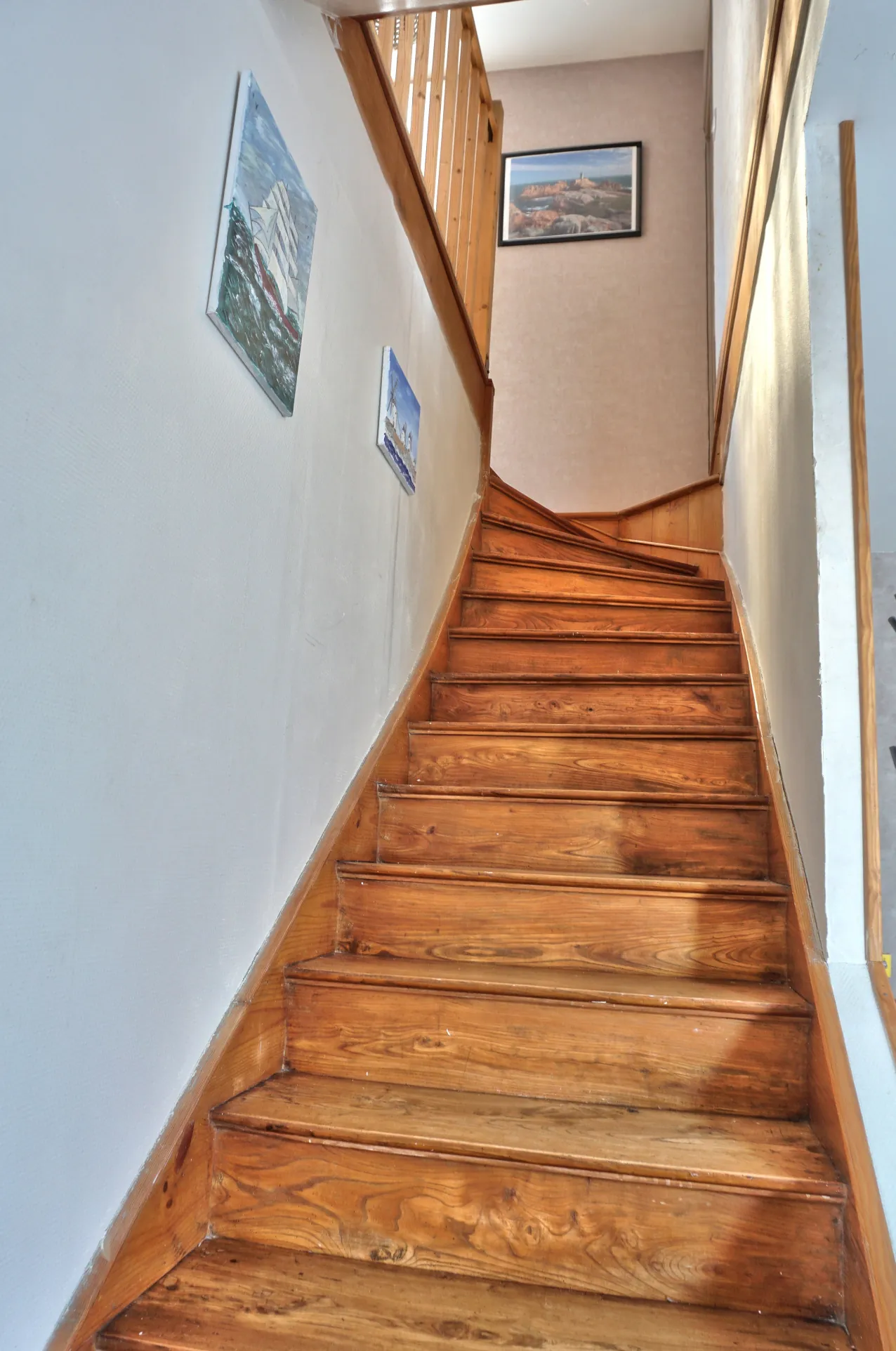 Maison de village rénovée avec terrasse, parking et grenier à Goudelin 