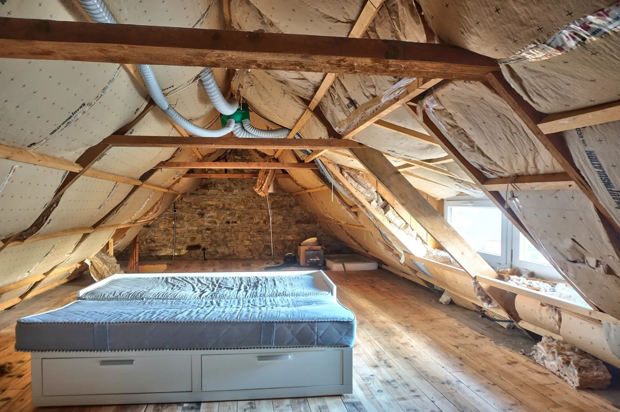 Maison de village rénovée avec terrasse, parking et grenier à Goudelin 