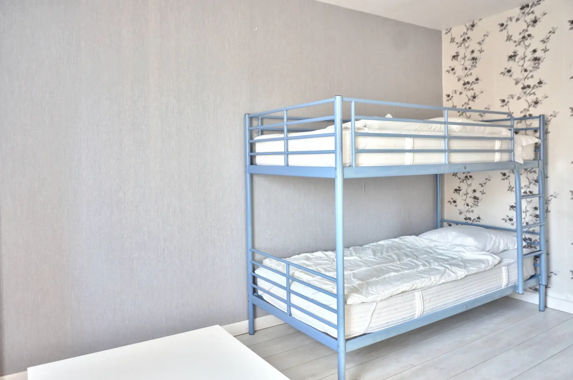 Maison de village rénovée avec terrasse, parking et grenier à Goudelin 