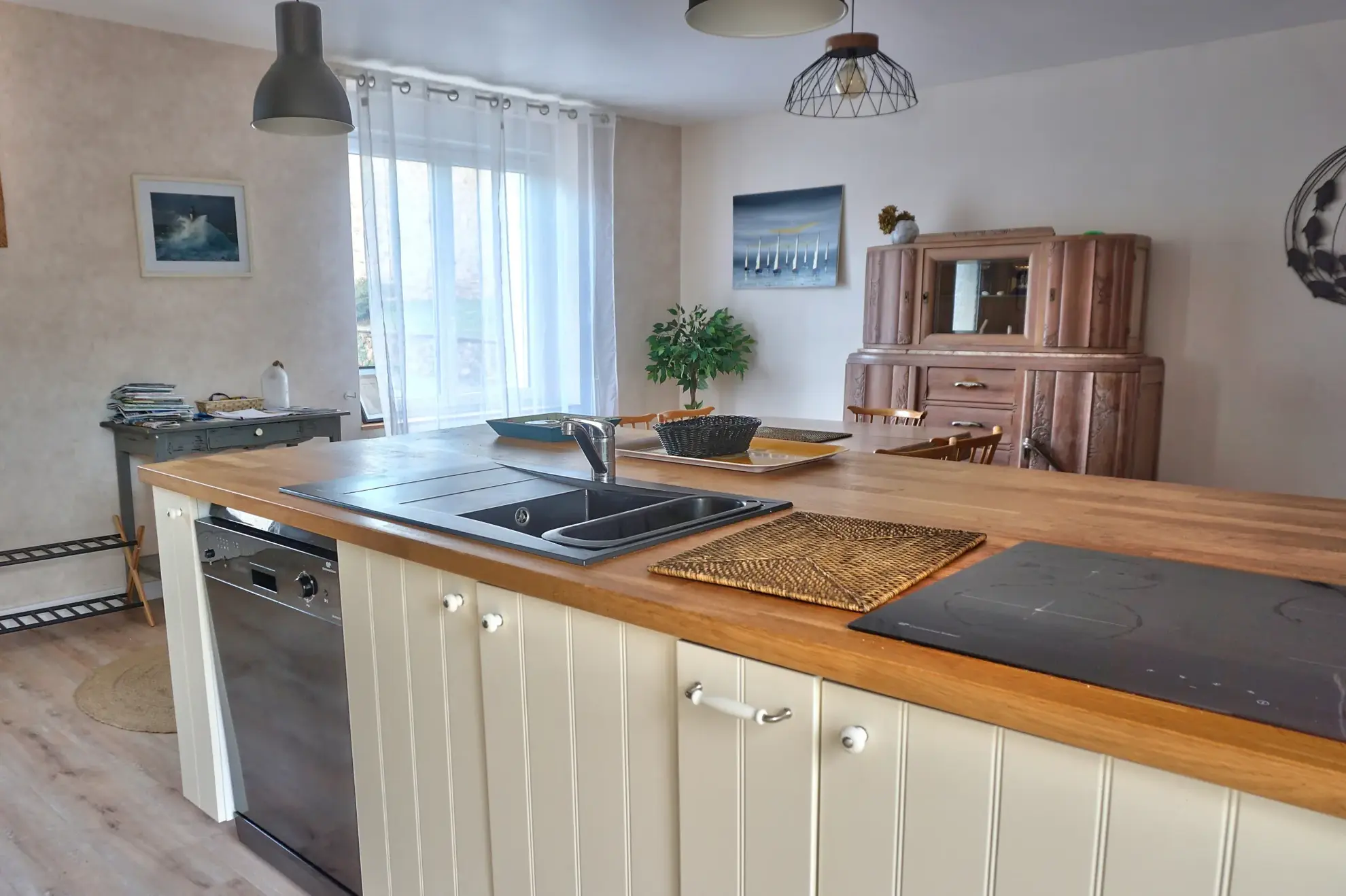 Maison de village rénovée avec terrasse, parking et grenier à Goudelin 