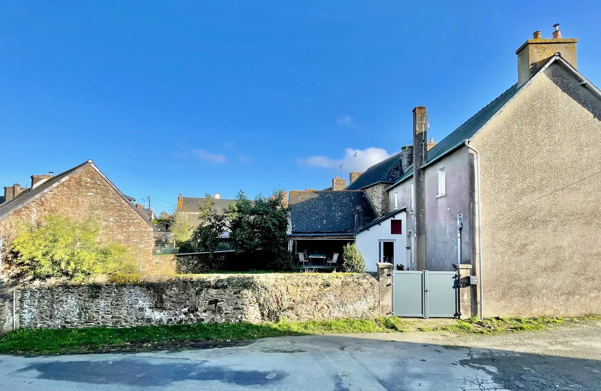 Maison de village rénovée avec terrasse, parking et grenier à Goudelin 