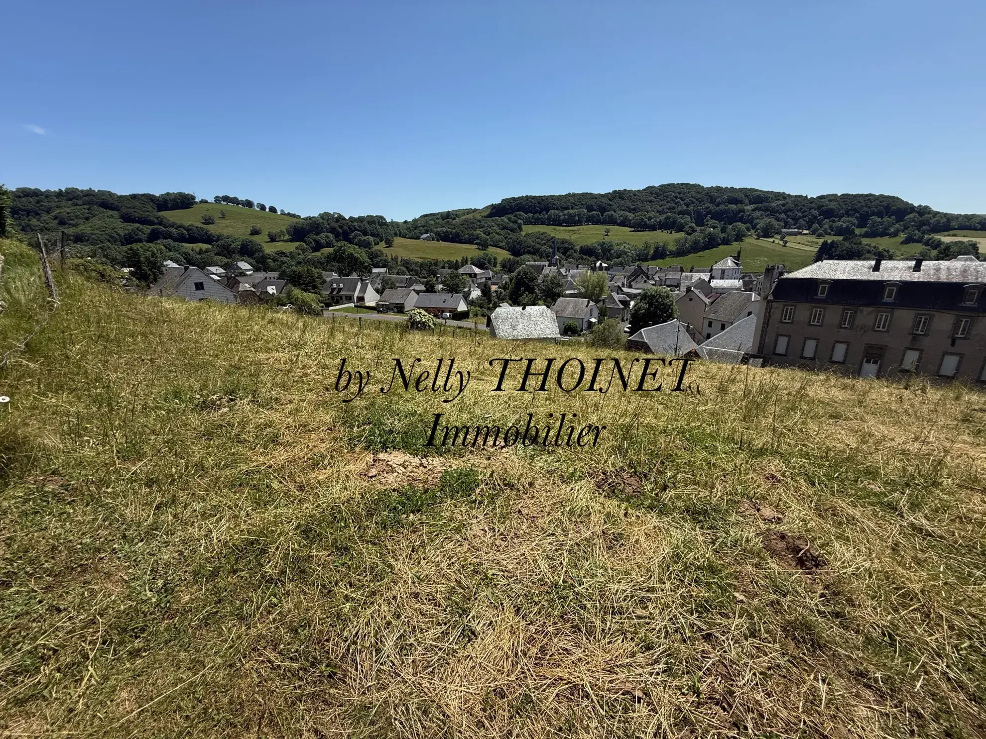 Terrain constructible de 2 547 m² à Égliseneuve d'Entraigues, proche Super Besse