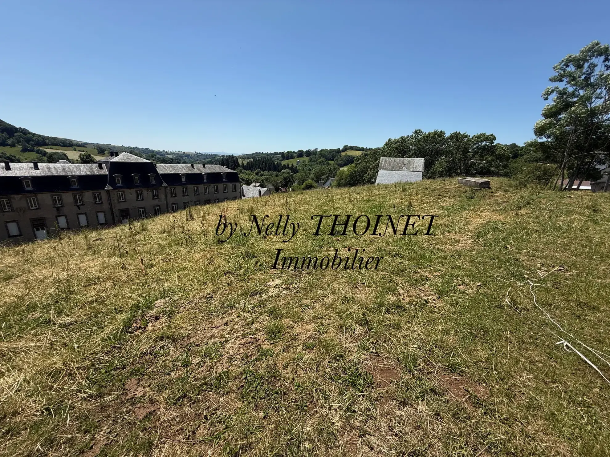 Terrain constructible de 2 547 m² à Égliseneuve d'Entraigues, proche Super Besse 