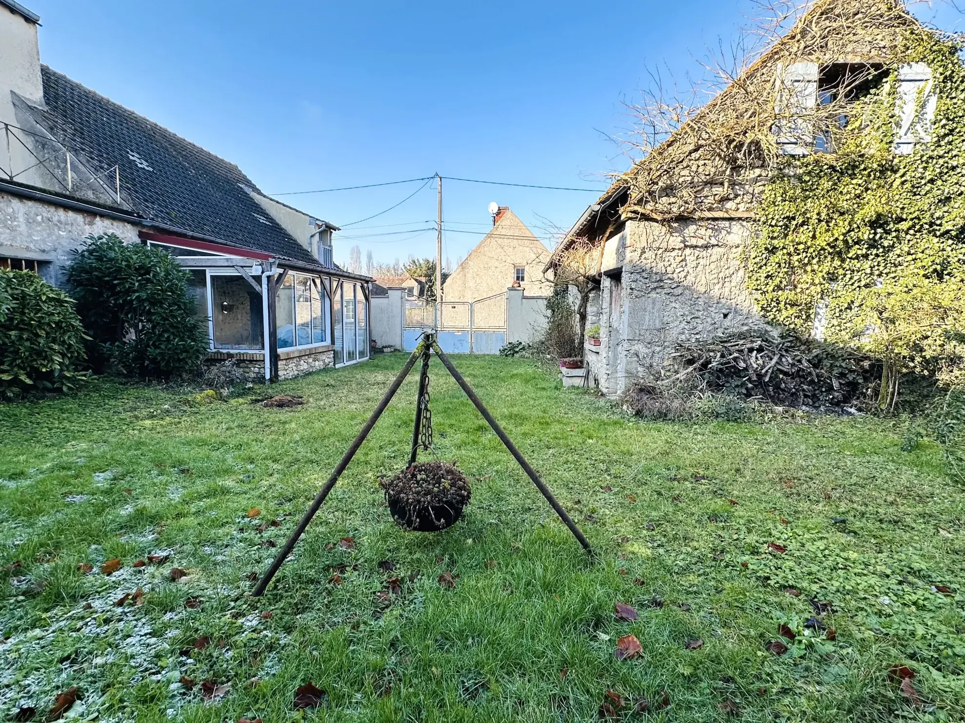 Maison ancienne avec grand terrain, garage et atelier à Auneau - Potentiel immobilier