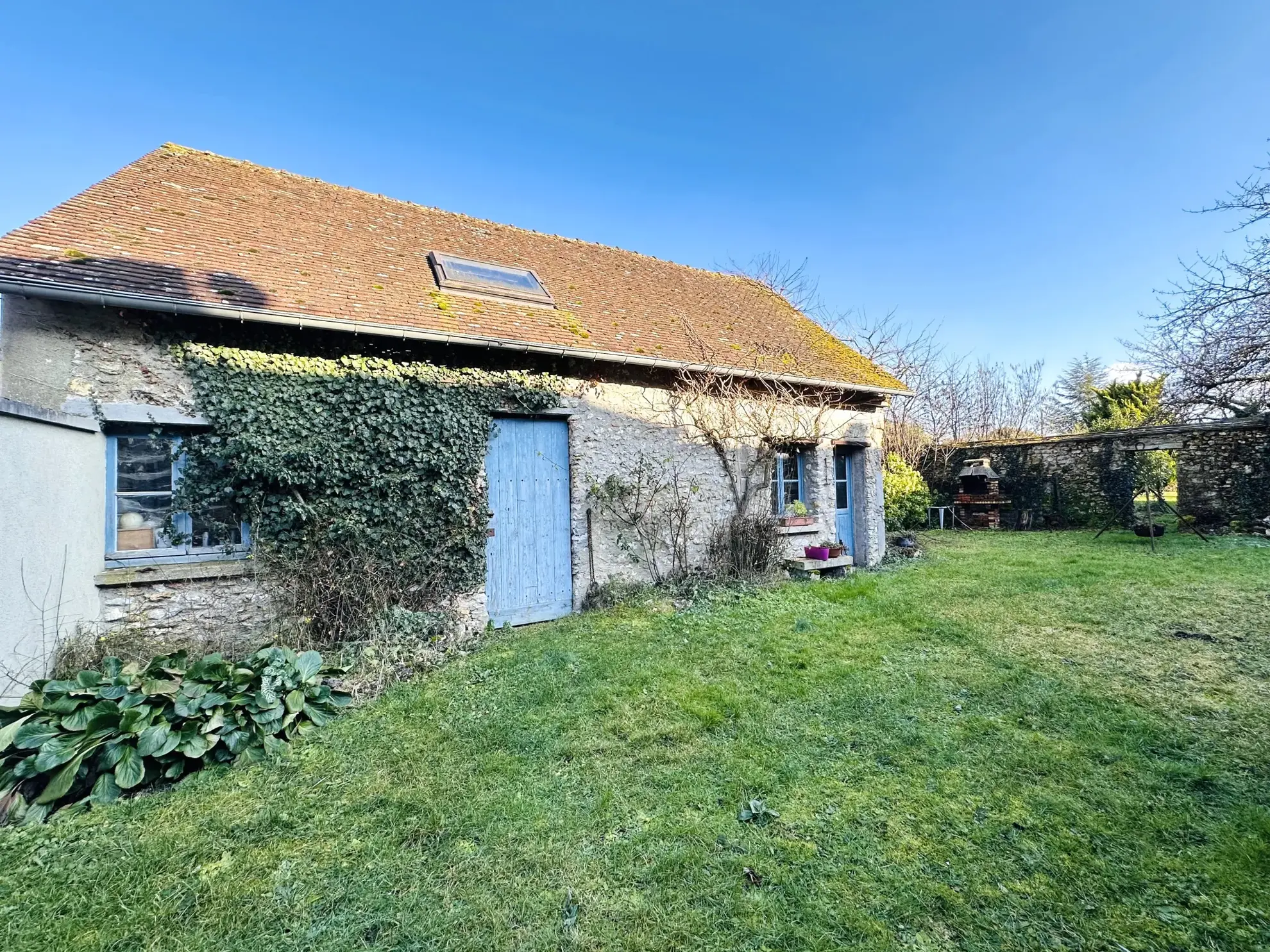 Maison ancienne avec grand terrain, garage et atelier à Auneau - Potentiel immobilier 
