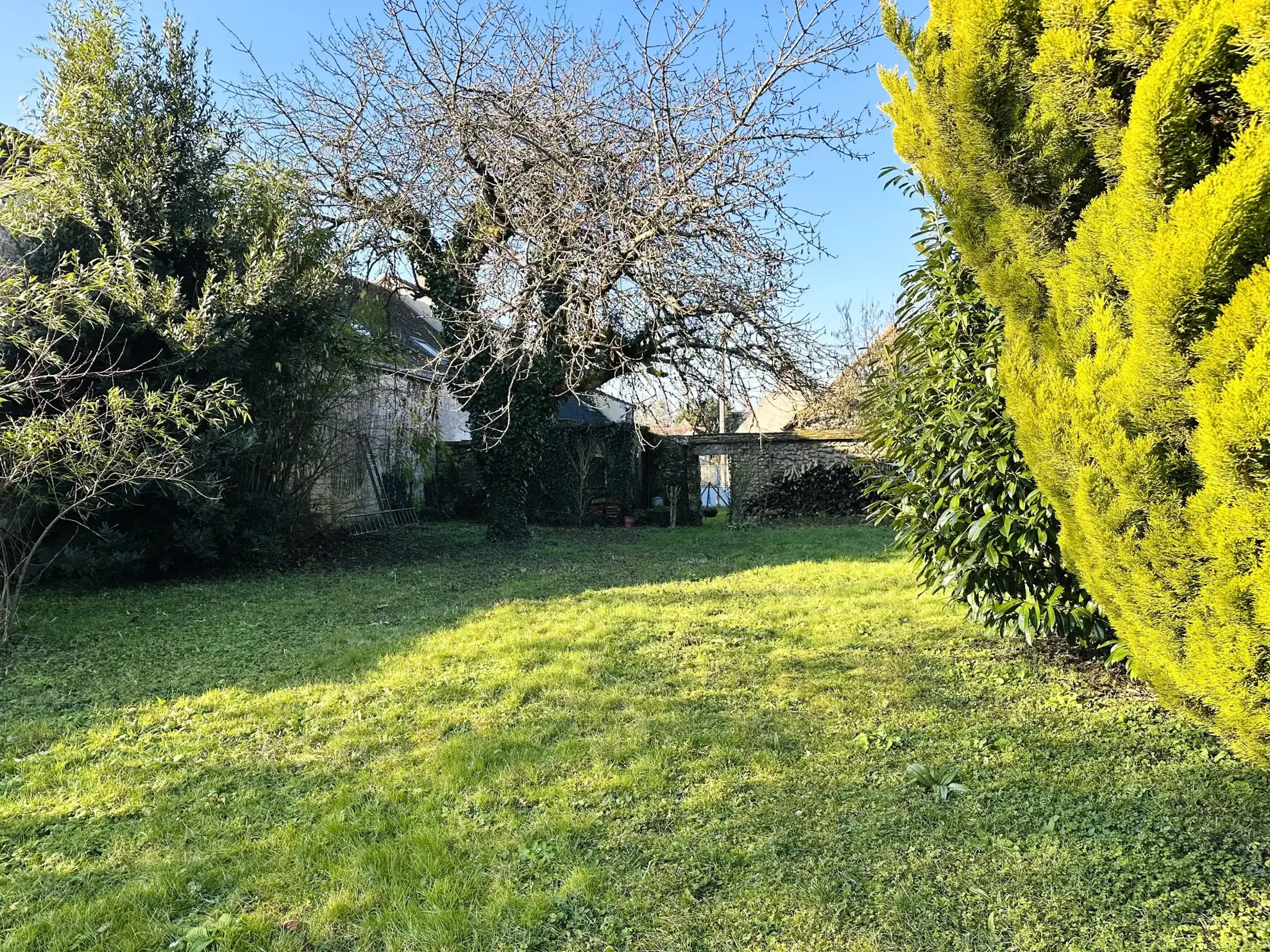 Maison ancienne avec grand terrain, garage et atelier à Auneau - Potentiel immobilier 