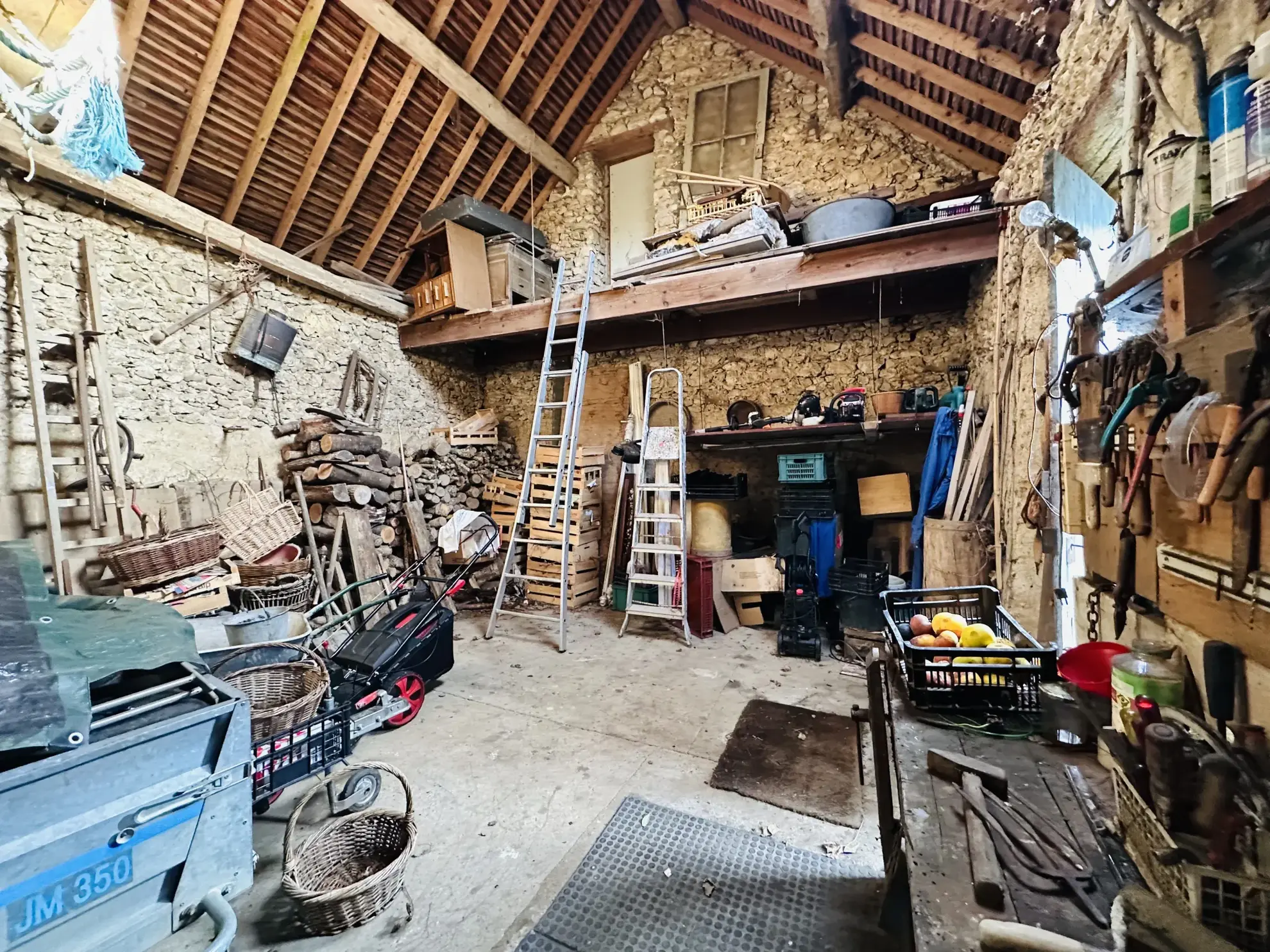 Maison ancienne avec grand terrain, garage et atelier à Auneau - Potentiel immobilier 