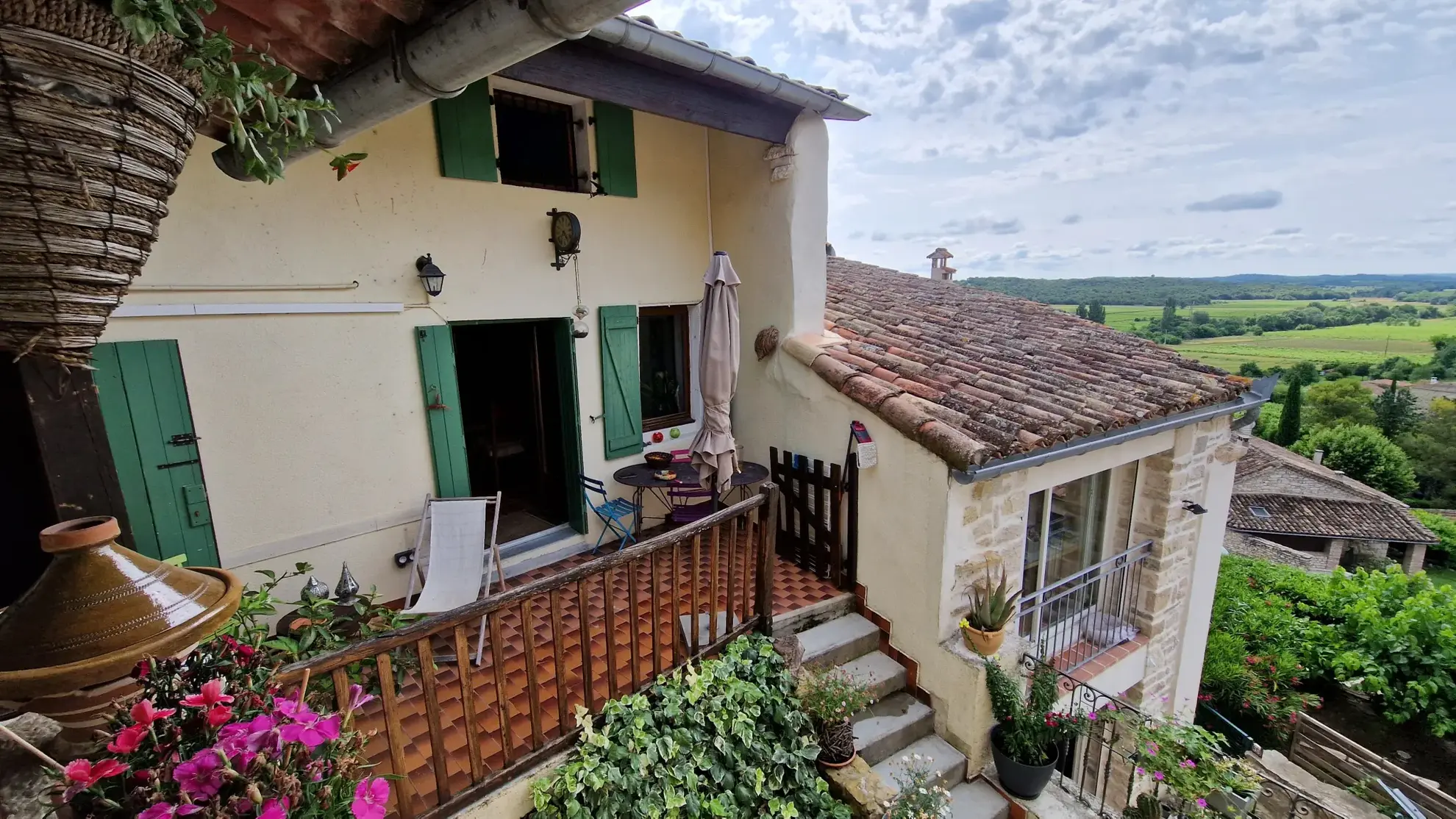 Charmante maison de village rénovée avec dépendance et vue dans le Gard 