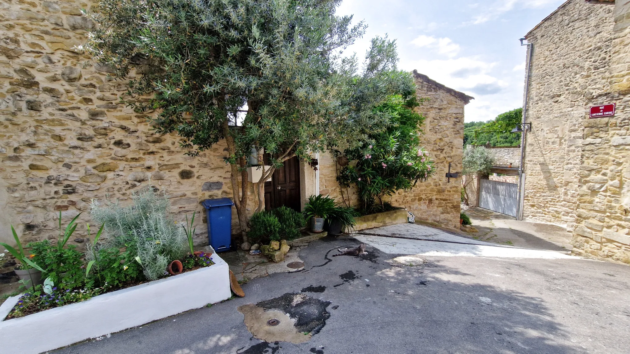 Charmante maison de village rénovée avec dépendance et vue dans le Gard