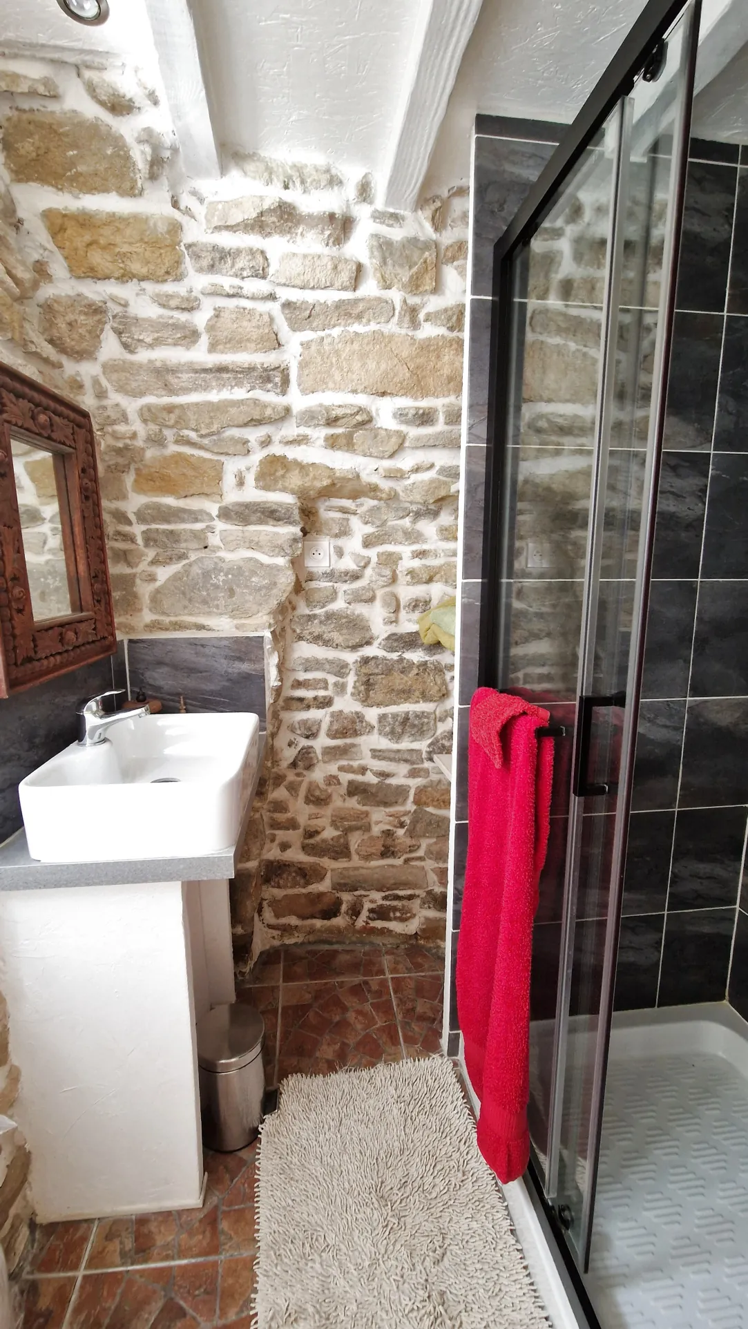 Charmante maison de village rénovée avec dépendance et vue dans le Gard 