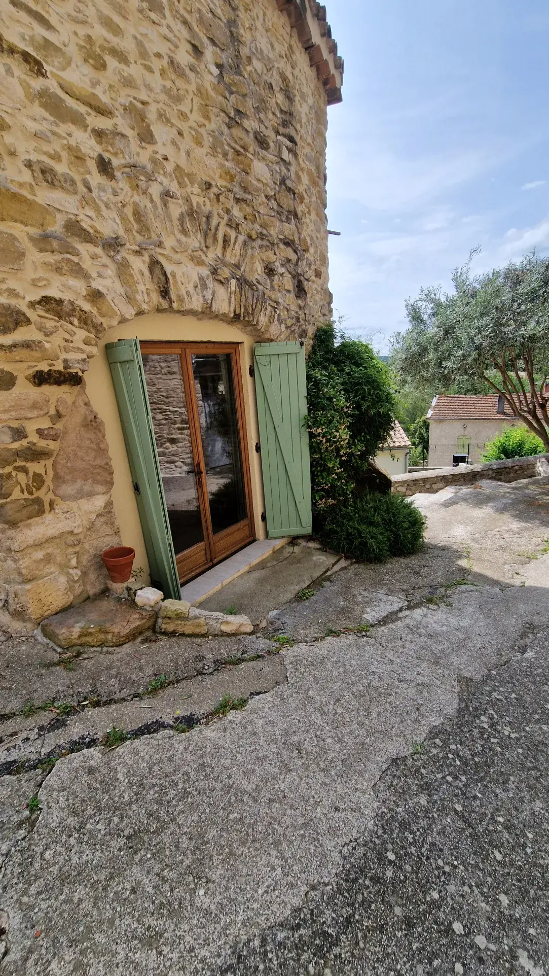 Charmante maison de village rénovée avec dépendance et vue dans le Gard 