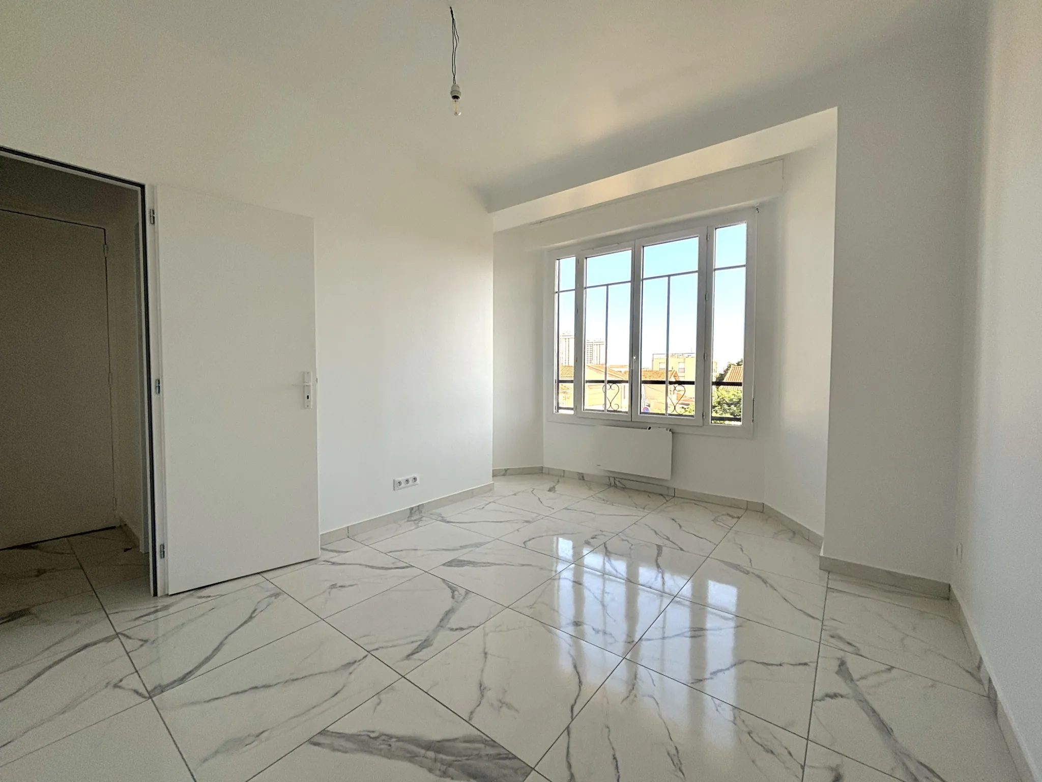 Appartement T2 rénové de 36m² à Toulon, quartier Loubière, proche commodités 