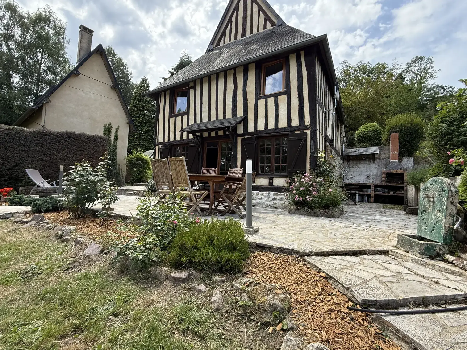 Maison de caractère avec terrain et vue dégagée à Guérquesalles 