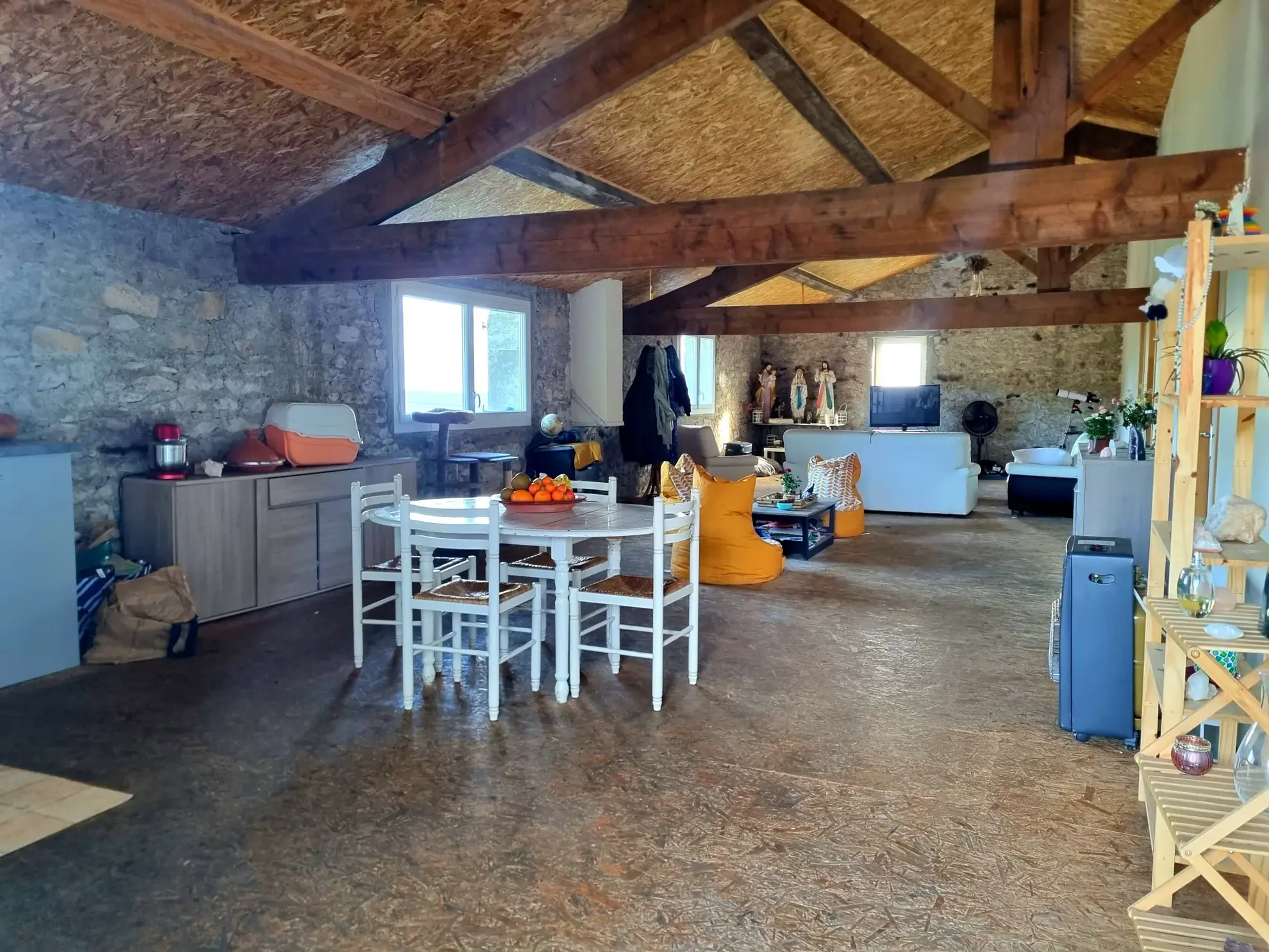 Maison vigneronne rénovée avec grand terrain à Aigues Vives 