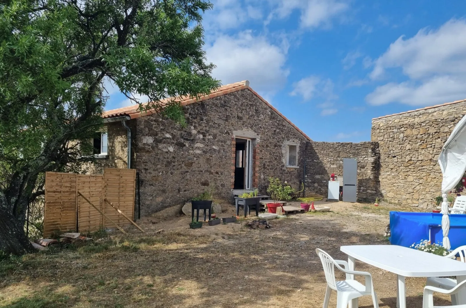Maison vigneronne rénovée avec grand terrain à Aigues Vives 