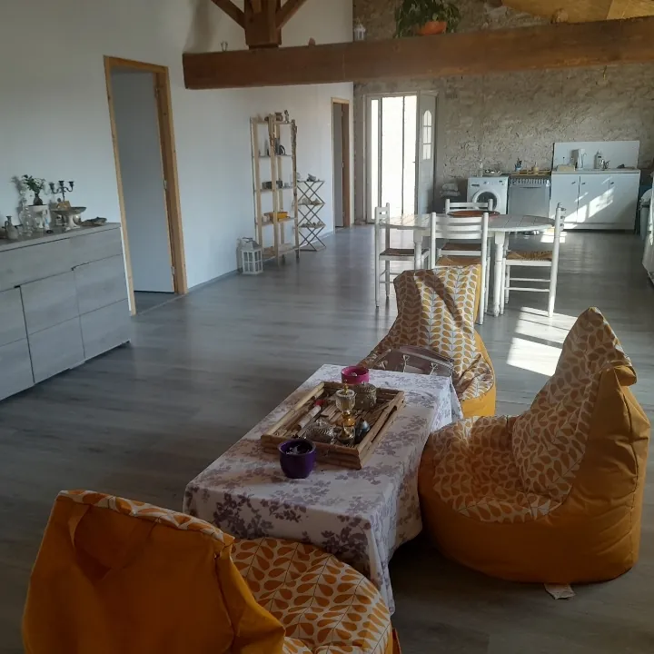 Maison vigneronne rénovée avec grand terrain à Aigues Vives 