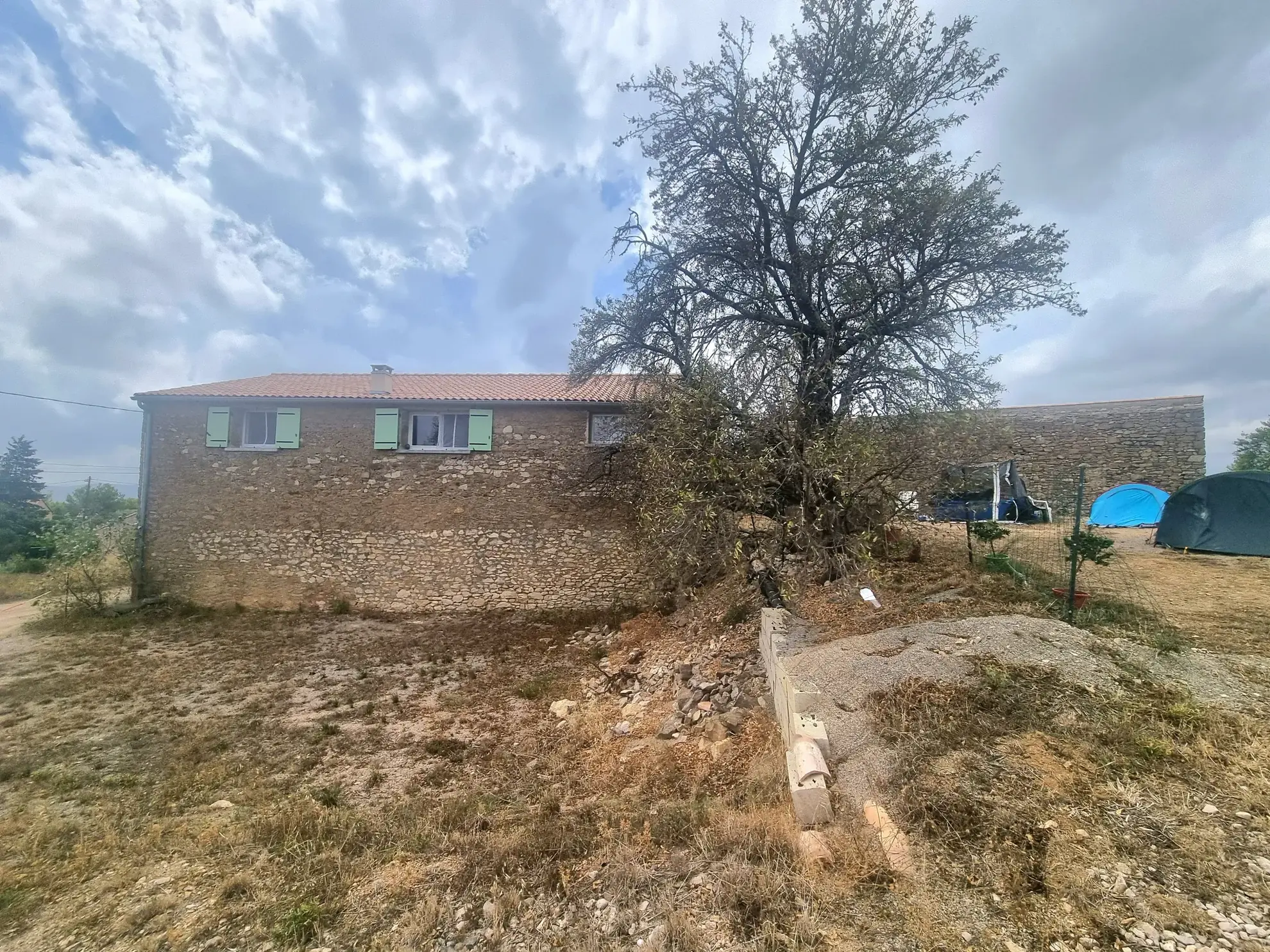 Maison vigneronne rénovée avec grand terrain à Aigues Vives 