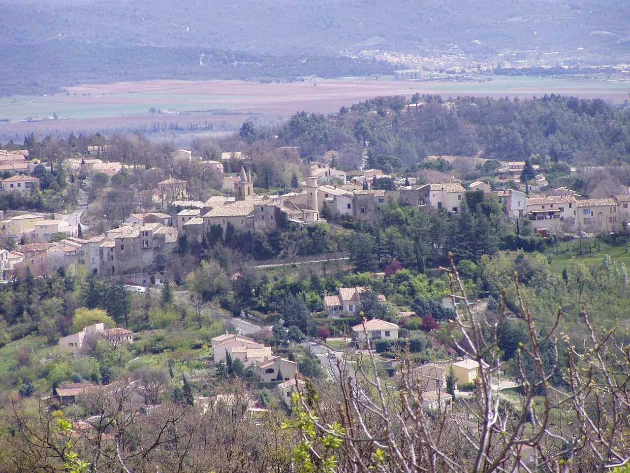 Maison de village à Pierrevert avec garage et cave, à rafraîchir 
